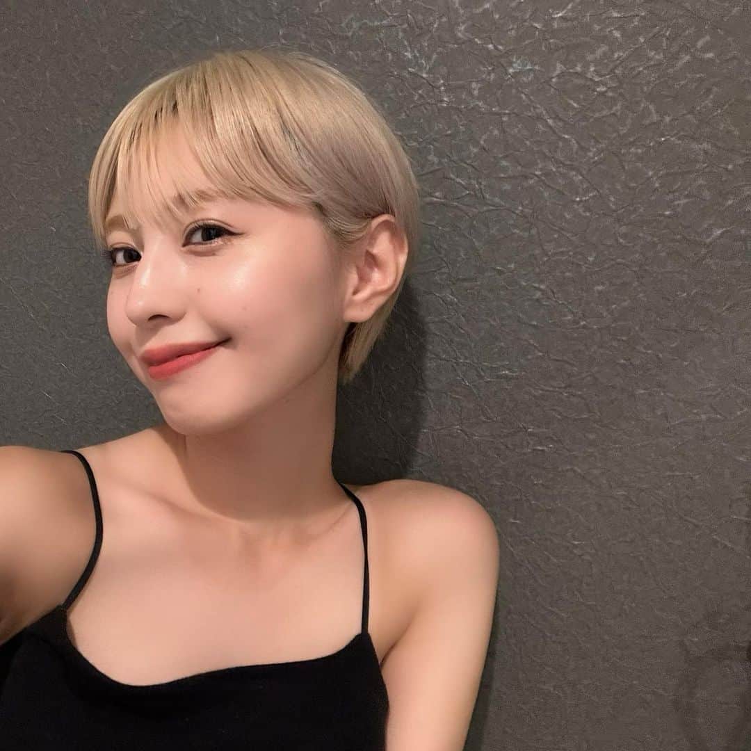 MIORIのインスタグラム：「自撮り🤳 と、最近よく聴く曲たち🎧  梅雨でどんよりしてるとおうちでずーっと音楽聴くばっかり🎧  日焼けが薄くなってきた、、ような、、、😌」