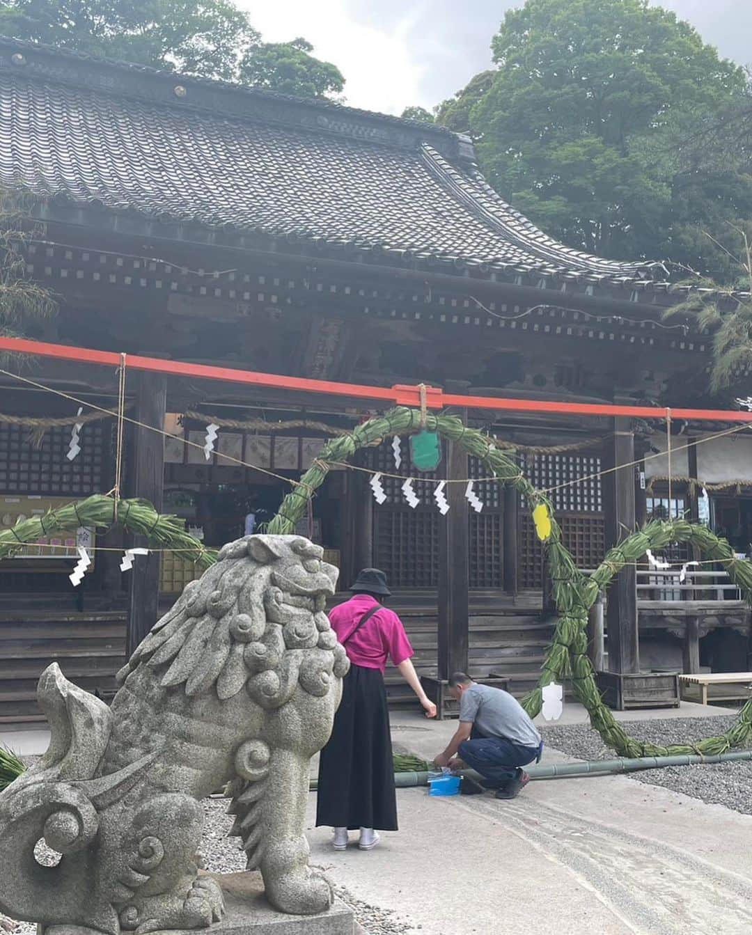 植田麻友美さんのインスタグラム写真 - (植田麻友美Instagram)「初上陸！  金沢🌸  今日も神社参拝⛩  茅の輪くぐりもしました！  茅の輪くぐりは、無病息災の意味があるもの🍀  健康を願いながら🙏  そして  御朱印と  きまる米も🌸  凄くいい場所でした🍀  神職さん達も、御朱印を書いてくださる方も素敵で  御朱印書いてもらう間、じぃーとみてたら 何故か喜ばれましたとさ🥰  ありがとうございました🍀   #石浦神社  #きまちゃん  #きまる米  #茅の輪くぐり  #神社巡り   #神社好きな人と繋がりたい」6月24日 19時14分 - ue_mayutaro