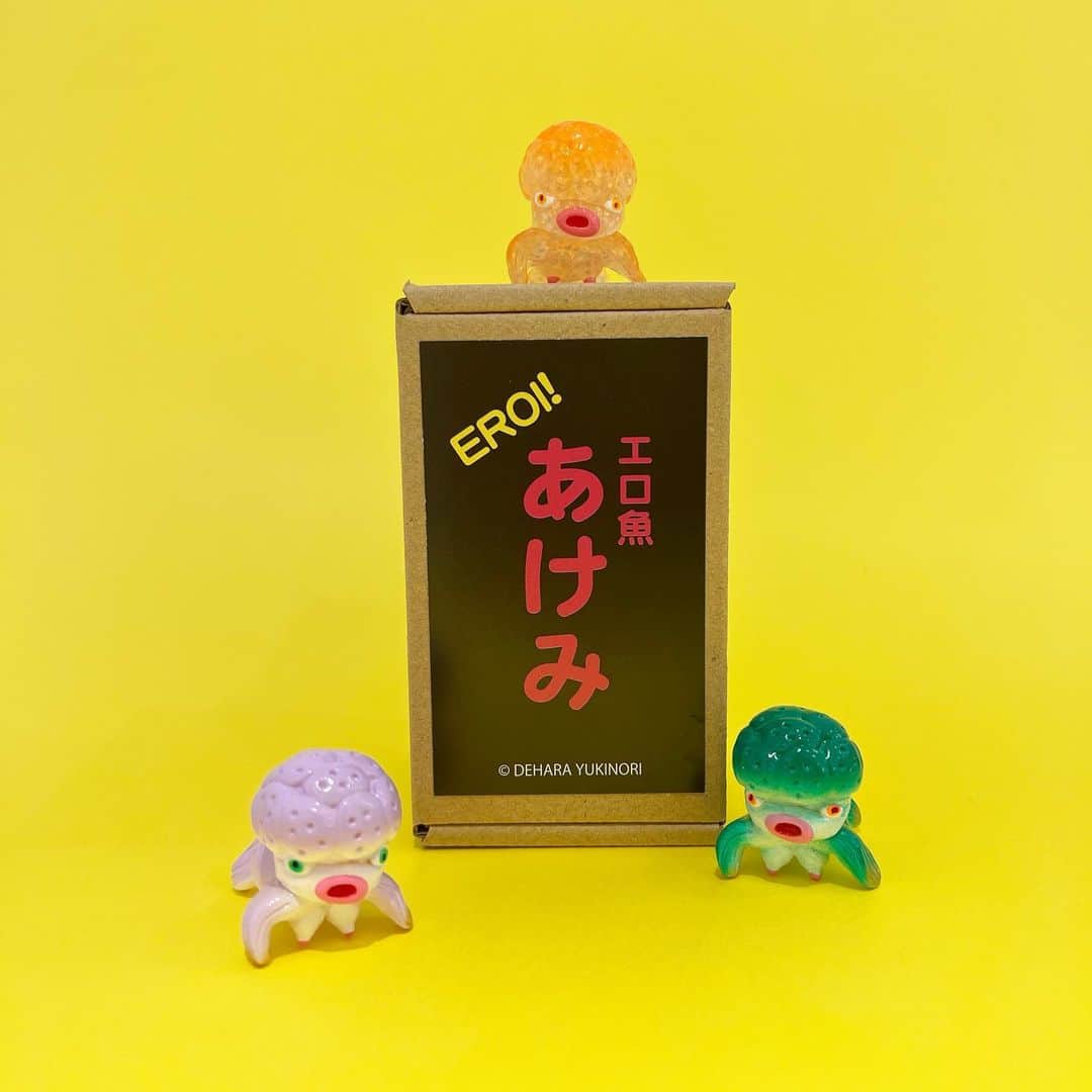 デハラユキノリのインスタグラム：「＼🐟NEW  ARRIVAL🐟／  デハラユキノリ / DEHARA YUKINORI(@deharayukinori )のエロ魚あけみが入荷しました‼️  らんちゅう頭にぽってり唇の何とも愛らしいソフビです✨ 全7種（黒、ピンク、薄紫、緑、金ラメ、ピンクラメ、オーロララメ）展開になります。  一尾だけでもとても存在感がありますが並べるとなお可愛い❤️ あけみちゃんが泳ぐ空間作り、してみませんか❓  ぜひ店頭へお越しくださいませ✨  ______________________  デハラユキノリ / DEHARA YUKINORI (@deharayukinori )  1974年高知県カツオ生まれ、ビール育ち。年間制作フィギュア約400体、飲酒ビール400リットル。東京を拠点にフィギュアイラストレーターとして活動。Nike、NEC、タワーレコード、アシックスヨーロッパなどの広告を手がける一方、作家として年間5～6回のペースで個展を行い東京をはじめ 台湾・香港・韓国・上海・パリ・NY・LAなどで新作を発表している。著書に作品集 「DEHARA」写真集「サトシ君のリストライフ」、絵本に「お野菜戦争」がある。「きのこの山」キャラクターきの山さんデザイン、いきものががりベスト盤「いきものばかり」のジャケット、高知の「おとどちゃん」「べろべろの神様」などを手がけている。」