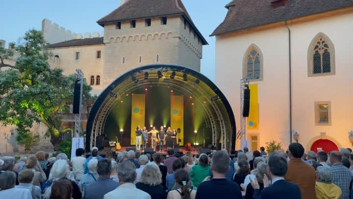 新倉瞳のインスタグラム：「Lenzburgiade Musik Festivalでクレズマー弾いてきました🥳  Vielen Lieben Dank @lenzburgiade  Wir lieben euch❤️ お城での野外フェス最高でしたyor🏰🎉」