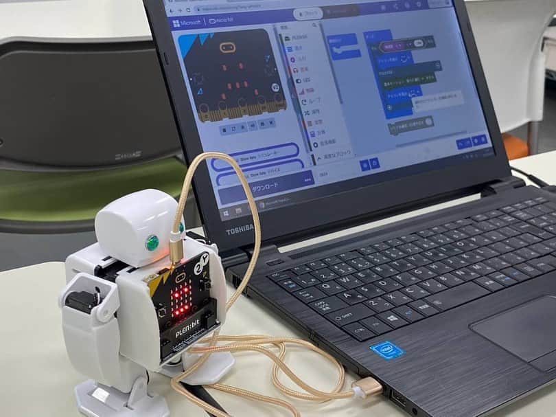 [公式]大阪ハイテクノロジー専門学校さんのインスタグラム写真 - ([公式]大阪ハイテクノロジー専門学校Instagram)「今日のオープンキャンパスではロボットプログラミングを行いました🤖 ロボットに搭載された加速度センサーは、地球の重力を使ってロボットの姿勢を調べることができます🎵 これを使って、転んだら腕をパタパタして助けを呼ぶプログラムを作成しました⭐️  #人工知能学科 #AIエンジニア #駅近 #新大阪駅徒歩5分 #就職率100% #オープンキャンパス」6月24日 19時17分 - osakahightech