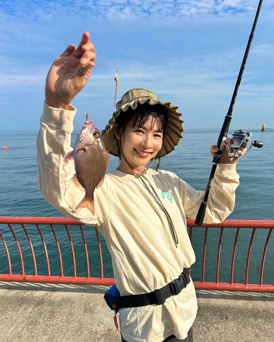 阪本智子さんのインスタグラム写真 - (阪本智子Instagram)「🎣♡  子供達が寝たタイミングでぷらっと釣り公園へ🎵  音楽を聞きながらゆったり釣りを楽しみました😆 新しくGETした @nwm_jp の音が良すぎてめちゃくちゃ集中出来たなぁ🧘‍♀️✨  耳が空いているイヤホンで周りの音も聞こえるので、海の音と一緒に楽しめたし釣りもしやすかったです👍  釣りをするときにテンションの上がる オススメ曲🎵教えてください🩷  ⭐️抽選で10名様に「nwm MBE001」がもらえるプレゼント企画を開催するみたい🎁 【募集期間】2023.6.24～2023.7.10 23:59 【応募条件】@nwm_jp をフォロー ぜひ参加してみてね😊！  #nwm #ヌーム #ながら聴き #pr #釣り女子 #阪本智子」6月24日 19時19分 - tomoko_sakamoto423