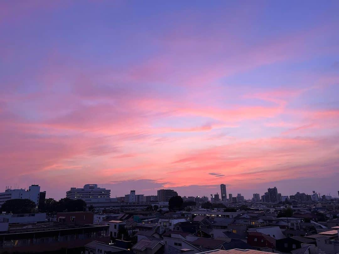 渡辺達生のインスタグラム：「2023.06.24…薄暮。ほんとにやさしい夕空だね♪ #tatsuowatanabe」