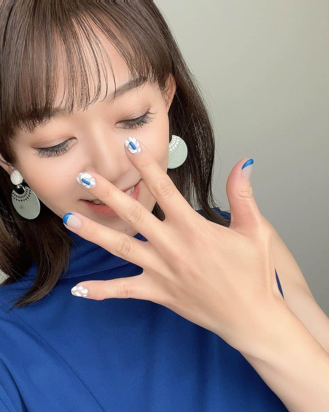 岡部玲子のインスタグラム：「本日の衣装とヘアアレンジ✨  ブルーのワンピース👗✨  偶然にも今の私のネイルと同じ🥹 大好きなブルー✨  お袖はスリットが入っていて 横からと前からの印象がちょっと違うんです💙  髪の毛はシルエットが素敵な ダウンスタイルで☺️  イヤリングは大ぶりのものを✨  今日も私を作り上げてくださった皆様に感謝です🙏✨  ネイルは白のレオパードに ブルーがアクセントになっていて 今回も本当に毎日眺めたくなる可愛さ💙  (@creis_nail )さんは 肌の色や雰囲気などをしっかりと見て 作り上げてくださるので 毎回毎回感動です🥹ホント✨  またお気に入りのニューネイルも楽しみます💙  🏇は…  買い方問題で 大きい馬券をとり逃し😱 ちょこっと当てたりもしましたが  #ガッツリマイナス  宝塚記念dayの明日は 笑って終えたいです💪  今日もご視聴頂きました皆様✨ ありがとうございました🙏✨  素敵な週末をお過ごしください😉💙  #岡部玲子 #タレント　#レポーター　#競馬　#競馬キャスター　#グリーンチャンネル　#競馬中継　#生放送　#衣装　#ヘアアレンジ　#アクセサリー#tvshow #dress #hairarrange #accessories #🏇　#宝塚記念　#nail #ネイルデザイン #ブルーネイル」