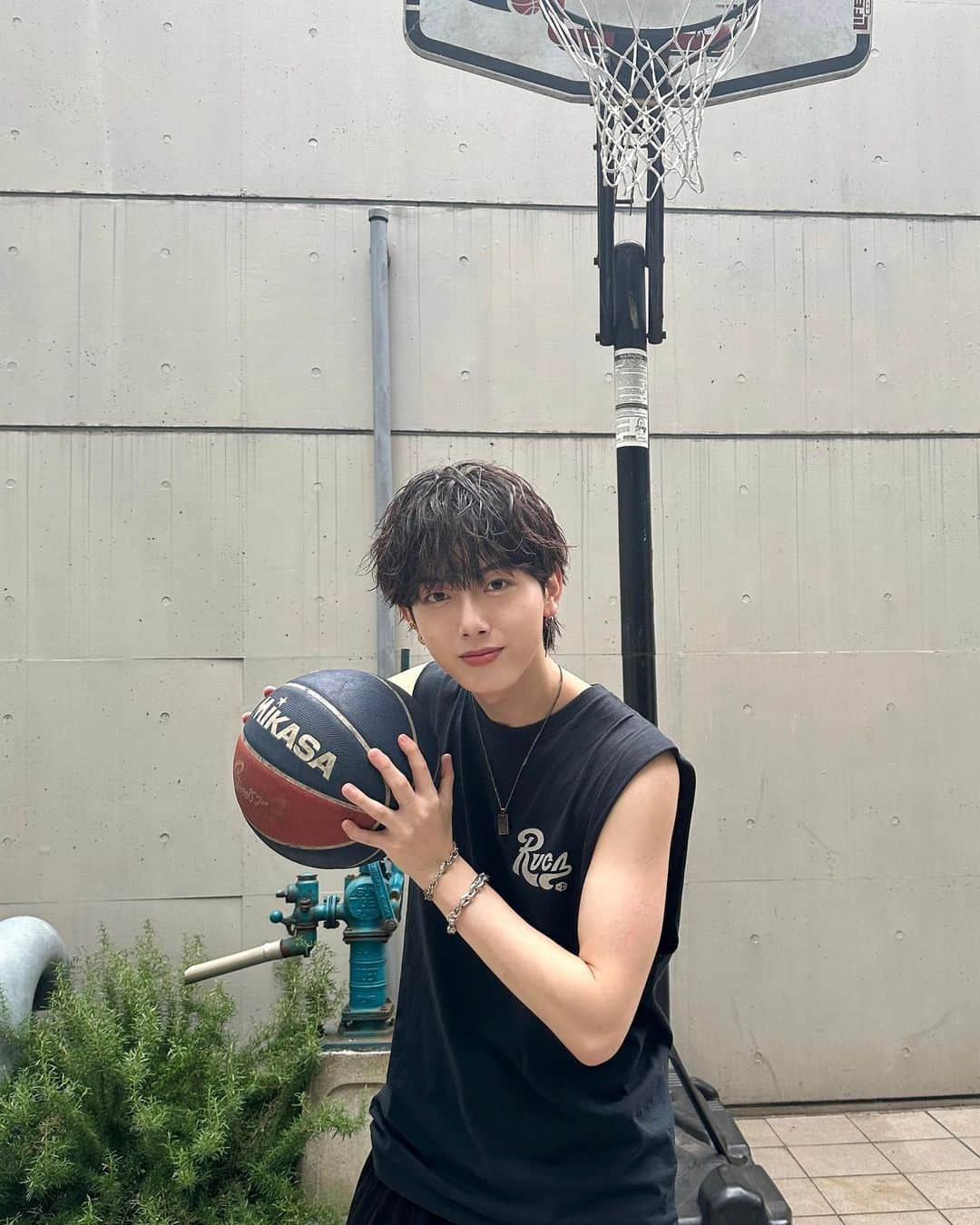 中本大賀さんのインスタグラム写真 - (中本大賀Instagram)「バスケ男子どう？🏀 （動画もあるよ〜） . . . #basketball #basket #sport #sports #tokyo #rvca #rolex #watch #dior #gucci #ootd #fashion #roppongi #バスケ #バスケットボール #スポーツ #バスケ男子 #メンズヘア #ヘアスタイル #ヘアアレンジ #ヘアセット #ヘアカラー #ヘアメイク #マッシュ #マッシュ男子 #夏コーデ #夏服 #韓国コスメ #韓国メイク #韓国ヘア」6月24日 19時21分 - tiger_gaooo_0217