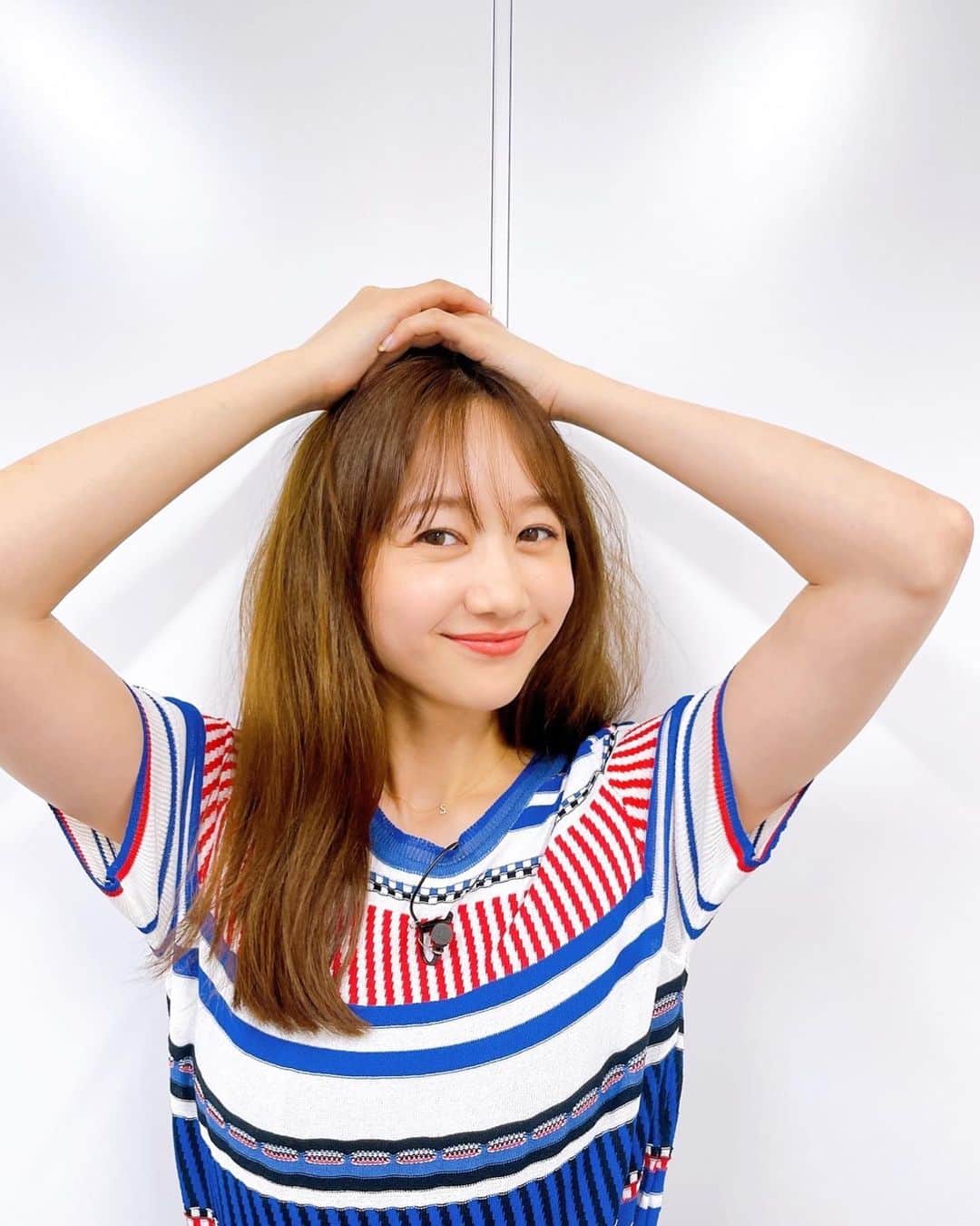 高田秋のインスタグラム：「競馬中継でした💙🐴  明日は宝塚記念👑 上半期も終わるねーーー！ みんなで当てましょう😆😆😆🧡  #宝塚記念」