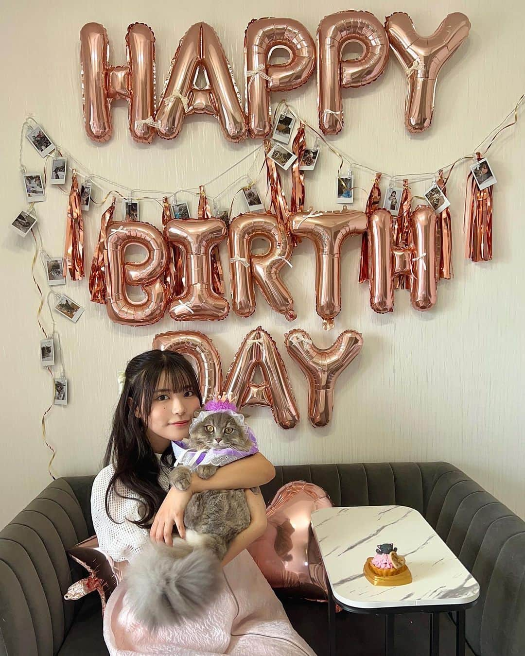 竹内花さんのインスタグラム写真 - (竹内花Instagram)「うるさん1歳おめでとう🐈‍⬛ 大きくなったね〜 これからもずっと一緒にいようね♡  うるさんは猫ちゃん用のケーキ食べてくれませんでした笑 でも新しいおもちゃを気に入ってくれたのでよかったです😌♡  猫好きさんこれからも情報交換よろしくお願いします🥺  #猫のいる暮らし #猫のいる幸せ #ねこの気持ち #猫の気持ち #愛猫 #お誕生日 #猫ケーキ」6月24日 19時30分 - hanadanya_