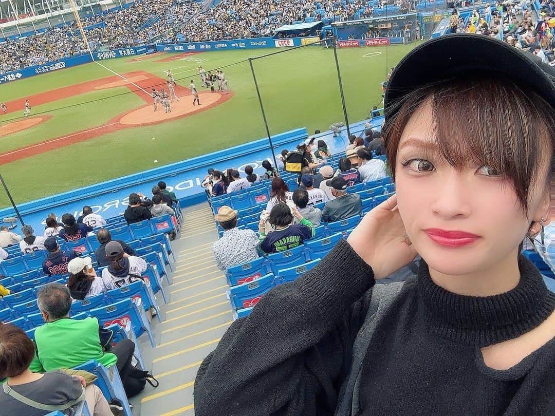 ICCHANのインスタグラム：「. 【野球観戦⚾ ⚾ 】 時差投稿ですが、今シーズン始まって色んな球場に足を運べております🥹✨ . もう毎回毎回興奮と感動と、、テレビもいいけどやはり生で観戦するのは格別ですね🥹 . シーズン初めの方でベルーナドームにて観戦しましてすぐにその後明治神宮球場に行けました😍 . この日は東京ヤクルトスワローズvs阪神タイガース⚾️🔥 . 小雨も降る中でしたが村神様対決と謳われた貴重なシーンが展開された試合日でした。 もう全て両選手様も神々しかったです😭😭 . . そしてP's STADIUMのパトさんの球場でのMCを拝見出来たことが嬉しくて嬉しくて🥹😭 . つば九郎のくるりんぱは激惜しでもうあと数センチ！！リプレイ検証も可愛いすぎました😂😂😂 . . パワーをたっっくさん頂いた一日でした😭 . . ここから記録として振り返りで色々と観戦時の時もupできたらと思います🌈 . .」