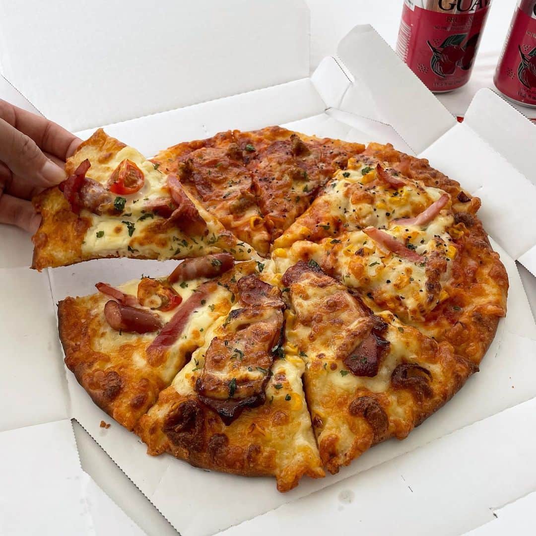 ピザーラのインスタグラム：「【ピザーラが食べたくなったらコメント欄に🍕を書いてね！】  こんばんは！ 週末が始まりましたね😆✨  皆さん今週もお疲れ様です！ 日々をがんばった自分へのご褒美に、ピザーラのピザはいかがですか🍕  皆さんのお家に、ピザーラお届け‼️  ------------- ピザーラ公式アカウントでは、PIZZA-LAのお得な最新情報をお届けしています🍕  皆さまもぜひピザーラを食べた際には #ピザーラ#ピザーラお届け のハッシュタグをつけて感想を教えてくださいね✨ お写真をご紹介しちゃうかも？😆 投稿、お待ちしています♪  #ピザ #デリバリー #pizza #deliveryfood #ピザ好き #ピザ好きな人と繋がりたい」