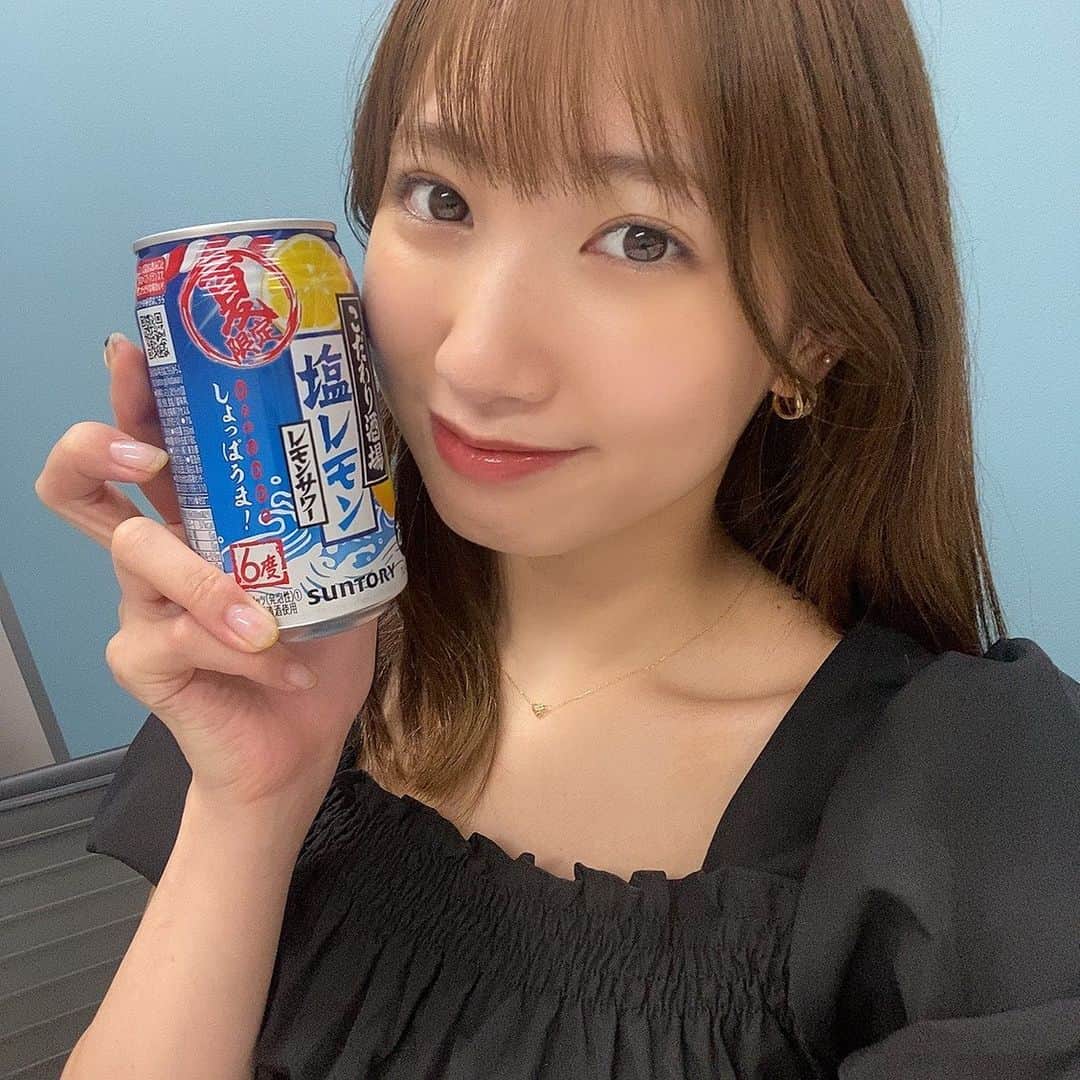 上野優華のインスタグラム：「#こだわり酒場のレモンサワー 塩レモン飲んだ？🍋 私もゲットしたよ😏💕  色んな方がCM見たよ報告くれて嬉しいです！  #塩レモンサワー #CM #CMソング #しょっぱうまい #サントリー #TUBE」