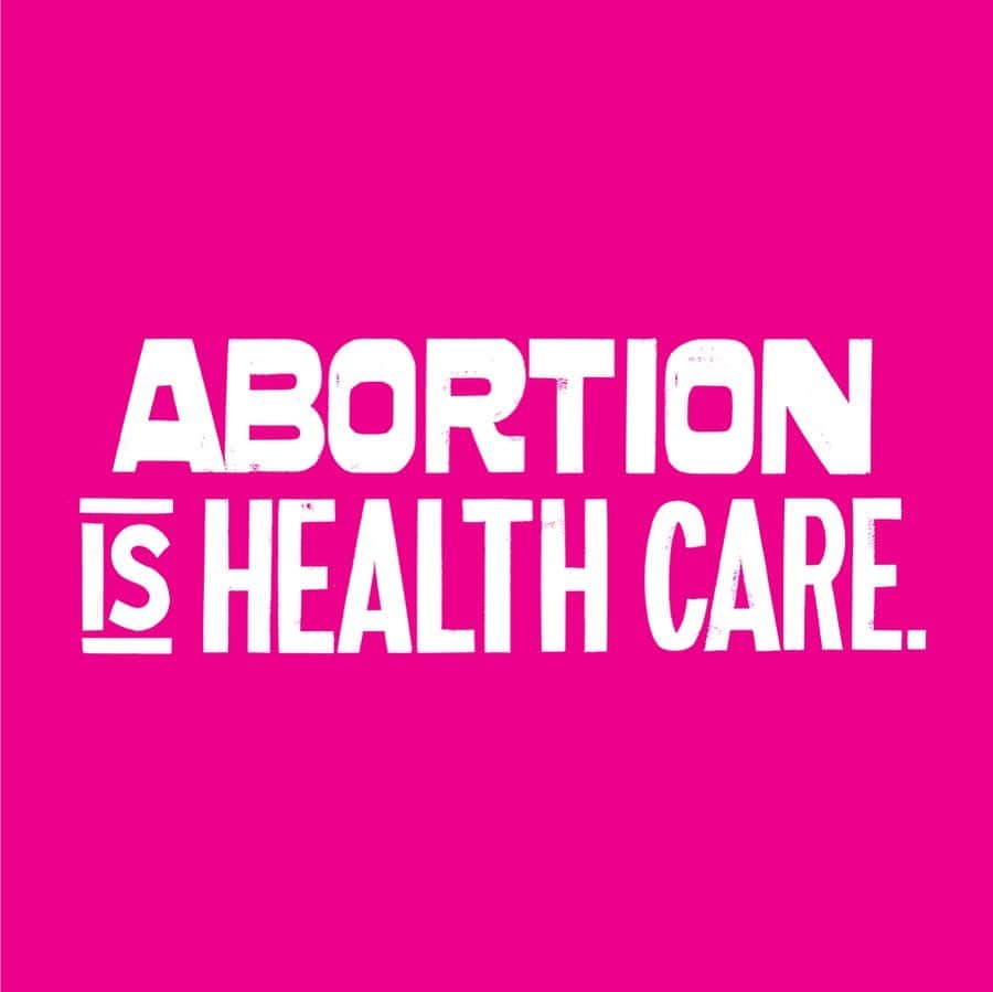 ルーシー・ボイントンのインスタグラム：「It’s been one year since the Supreme Court handed politicians in the US the power to ban abortion. Since then, 20 states have put strict bans in place so that 1 in 3 women — and even more trans and nonbinary people — are blocked from abortion care in their state. This is so despicably regressive. Everyone should have the right to bodily autonomy. Planned Parenthood won't stop fighting to get people the care they need. Learn more and take action at BansOff.org. @plannedparenthood #BansOffOurBodies  ADDITIONALLY - in the UK, abortion is still a criminal offence, hence the recent protests in aid of Carla Foster who has just been JAILED for having an abortion. Follow @bpas_1968 for more information on how we can continue to take action to change these archaic laws decided by men in 1861 and last amended in the 60s. Denying people the right to abortion gives them less bodily autonomy than a corpse. It’s fucking wild that we still have to be screaming about this.」