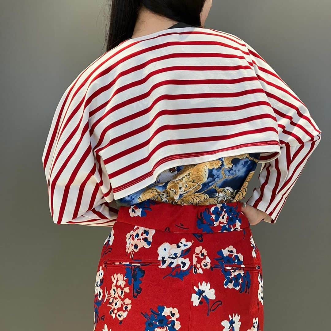 BEAMS JAPANさんのインスタグラム写真 - (BEAMS JAPANInstagram)「. 【WOMENS STAFF STYLING】  ＜BEAMS JAPAN ORIGINAL＞のバスクシャツは、シンプルな配色とショート丈のデザインがどんなボトムスにも相性が良くおすすめです。 Staff 153cm  ＜BEAMS JAPAN ORIGINAL＞ Dolman Basque Shirt ¥15,180-(inc.tax) Item No.13-14-0064  ＜SUN SURF＞ PRINT T-SHIRTS “ONE HUNDRED TIGERS" ¥10,780-(inc.tax) Item No.13-04-0126  ＜Needles＞ BOOT-CUT SIDE TAB TROUSER - POLY HOPSACK / FLORAL PRINTED ¥31,900-(inc.tax) Item No.13-23-0018  ＜Hender Scheme＞ CATERPILLAR  ¥31,900-(inc.tax) Item No.61-33-0341  ＜VONN＞ Martin Optical ¥33,000-(inc.tax) Item No.61-67-0180  BEAMS JAPAN 3F ☎︎03-5368-7317 @beams_japan #beamsjapanoriginal #sunsurf #needles #henderscheme #vonn #beams #beamsboy #raybeams #beamsjapan #beamsjapan3rd #beamsjapanwomens #beamsstaffstyling Instagram for Womens staff stylings Blog for Recommended」6月24日 19時26分 - beams_japan