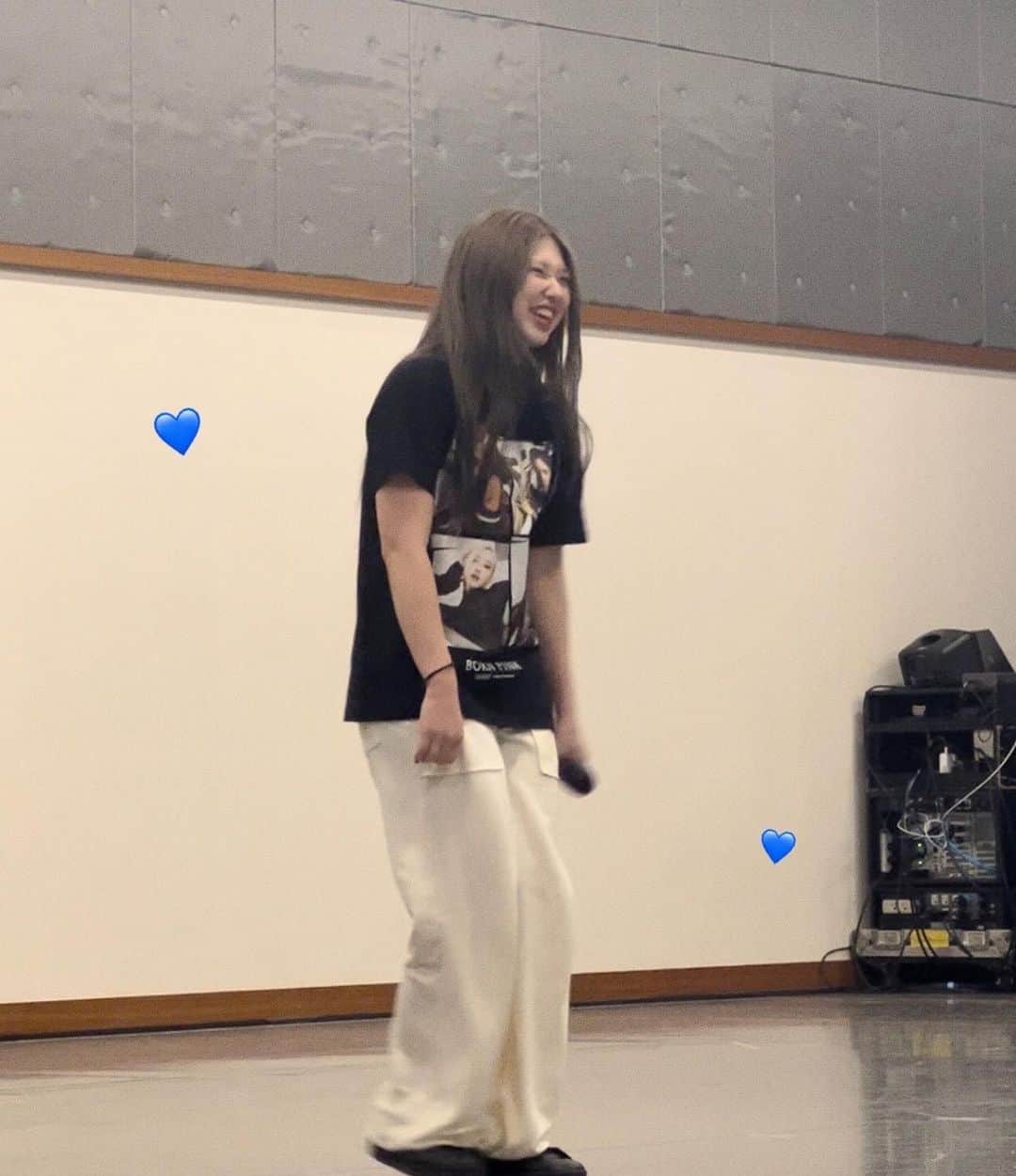 のインスタグラム：「6.21  竹内朱莉FINAL LIVE  アンジュルムより愛をこめて  ありがとうございました！ この空間には本当に愛しか無くて！まずは一つの目標であった横浜アリーナに立てた嬉しさ。幸せだったぁ。。余韻 けどどれだけ大きなステージに立てても私達らしい空間を大事にする事が出来たと思います！ そして竹内さん、ご卒業おめでとうございます！竹内さんの笑顔は最強です！いつもどんな時も笑ってくれてましたね！！そしてそんな竹内さんと一緒にいると自然とこんなにも笑う自分が居るという事に気づく事が出来ました！ そういう方いっぱい居たんじゃないかな〜と思います。笑顔にさせてくれる最高のリーダーであり、最高のアイドルさんです！💙❤️ これからの道も応援してます…！ そして私達もまたこのステージに立てるよう、これからもこの場所で全力で頑張ります！」
