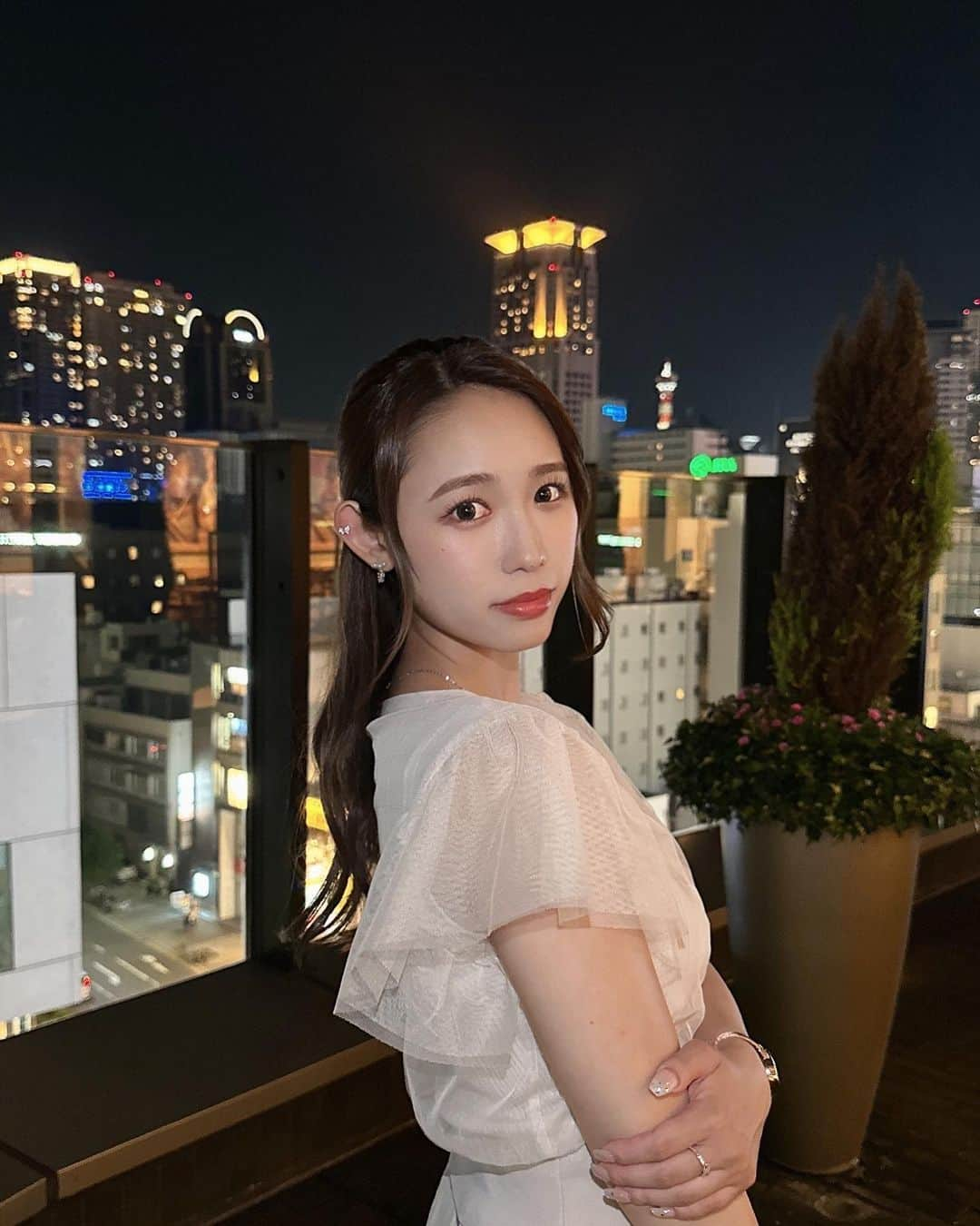 山本瑠香のインスタグラム：「夜涼しくてめっちゃ気持ちいいね🌃🌿 夜景がキレイすぎる、、、  かわいいピアスをGETしました‼︎ よーく見たら蝶々とお花なんです🩵 小ぶりでかわいい☺︎ . . . #夏 #夏服 #夏服コーデ #夏コーデ #夜景 #うめきた広場  #ピアス #ハーフアップ #ヘアアレンジ #ヘアスタイル」