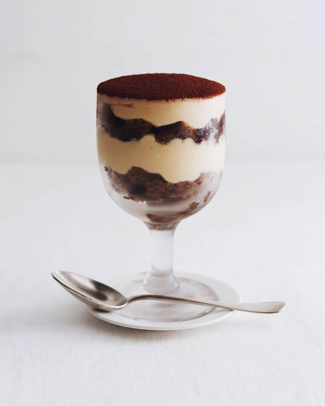 樋口正樹さんのインスタグラム写真 - (樋口正樹Instagram)「tiramisu parfait . 妻のリクエストがあって 食後のおいしいデザート🤗 . マスカルポーネと卵黄の ザバイオーネクリームと 開運堂のピケニケ珈琲を ワイングラスに詰め重ね ティラミス風に仕立てた ラフだけど贅沢なやつー👍 . . . #妻のリクエスト #ご褒美スイーツ #ティラミス #6月28日はパフェの日 #パフェ #パフェ部 #家パフェ #おうちスイーツ #ザバイオーネ #parfait #tiramisu #everydaysweets」6月24日 19時27分 - higuccini