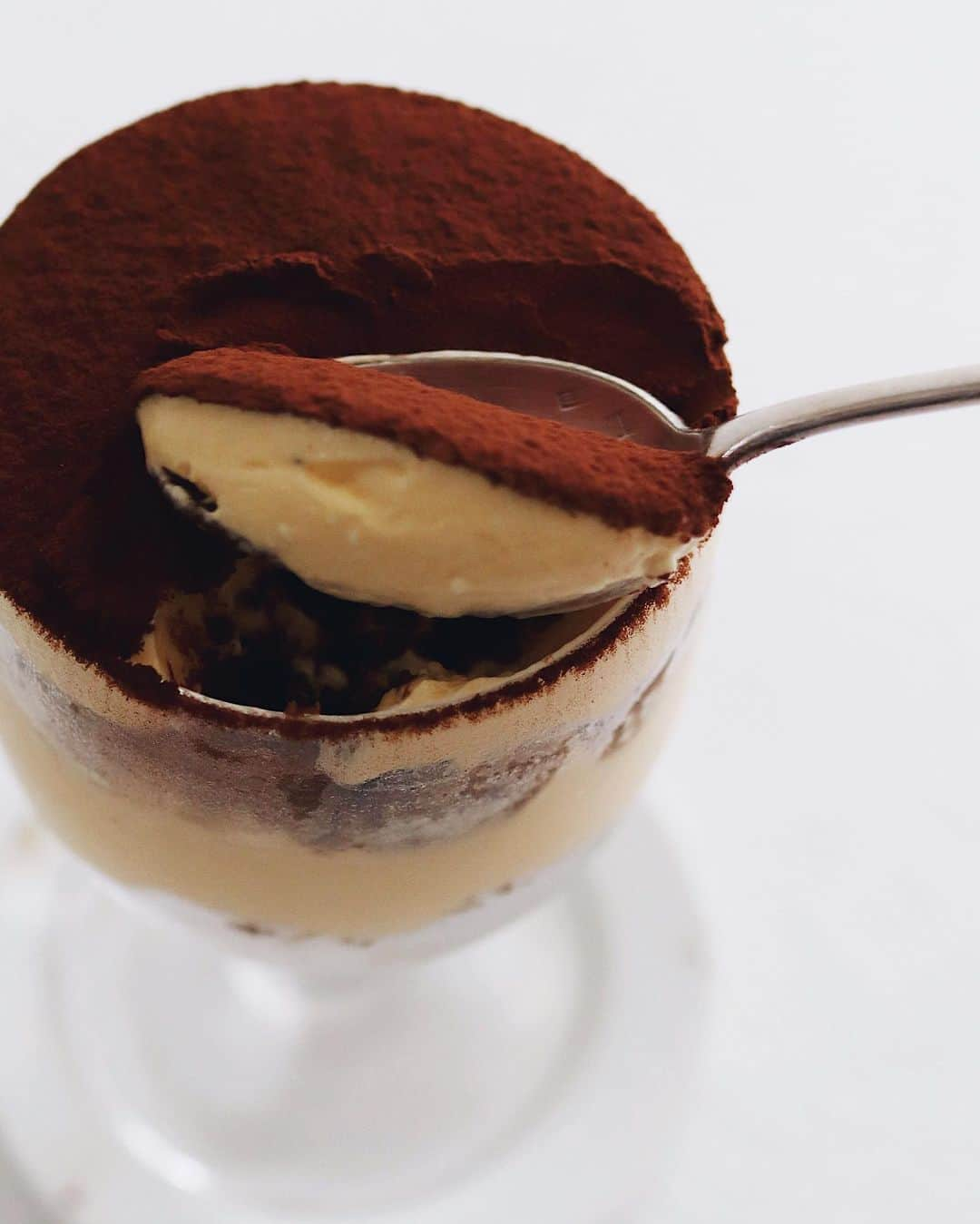 樋口正樹さんのインスタグラム写真 - (樋口正樹Instagram)「tiramisu parfait . 妻のリクエストがあって 食後のおいしいデザート🤗 . マスカルポーネと卵黄の ザバイオーネクリームと 開運堂のピケニケ珈琲を ワイングラスに詰め重ね ティラミス風に仕立てた ラフだけど贅沢なやつー👍 . . . #妻のリクエスト #ご褒美スイーツ #ティラミス #6月28日はパフェの日 #パフェ #パフェ部 #家パフェ #おうちスイーツ #ザバイオーネ #parfait #tiramisu #everydaysweets」6月24日 19時27分 - higuccini