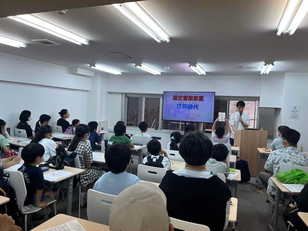 房野　史典さんのインスタグラム写真 - (房野　史典Instagram)「【6月の冒険教室が無事に終了😆🙌】  先日、６月の冒険教室が無事に終了しました～！ご参加いただいた皆さま、本当にありがとうございました！ 今回もとても楽しかったです！！✨  午前の化石発掘はキッズの皆さん、 無事に白亜紀の本物のアンモナイト化石を発掘！！🦖  今回は先生のご厚意でアンモナイト化石を割ったらどうなるか。。！というのも皆さん見ることができました♪  そして午後は江戸時代後編！🏯 私も知らないことや今の時代に繋がることもあって少し感動してしまいました。 今回も笑いましたね🤣  房野先生と次は何時代をやるか協議中です。 @bounofuminori1980   次が決まりましたら、まずはいち早く公式LINEでお知らせさせていただきます。  最後に次の冒険教室は7月23日です！😉 次回はロケット🚀と作詞🎼です♪ お席はあと少しあります！ ぜひお越しくださいませ～🙋‍♀️  ※詳細は公式LINEメニューからご確認いただけます。 https://lin.ee/0g6M9zw  #みんなの冒険教室 #サイエンス #化石発掘 #白亜紀 #アンモナイト化石 #歴史 #江戸時代 #吉本芸人 #体験型授業 #探求学習」6月24日 19時28分 - bounofuminori1980