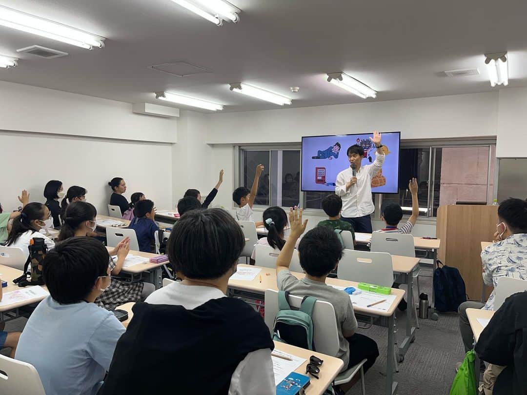房野　史典さんのインスタグラム写真 - (房野　史典Instagram)「【6月の冒険教室が無事に終了😆🙌】  先日、６月の冒険教室が無事に終了しました～！ご参加いただいた皆さま、本当にありがとうございました！ 今回もとても楽しかったです！！✨  午前の化石発掘はキッズの皆さん、 無事に白亜紀の本物のアンモナイト化石を発掘！！🦖  今回は先生のご厚意でアンモナイト化石を割ったらどうなるか。。！というのも皆さん見ることができました♪  そして午後は江戸時代後編！🏯 私も知らないことや今の時代に繋がることもあって少し感動してしまいました。 今回も笑いましたね🤣  房野先生と次は何時代をやるか協議中です。 @bounofuminori1980   次が決まりましたら、まずはいち早く公式LINEでお知らせさせていただきます。  最後に次の冒険教室は7月23日です！😉 次回はロケット🚀と作詞🎼です♪ お席はあと少しあります！ ぜひお越しくださいませ～🙋‍♀️  ※詳細は公式LINEメニューからご確認いただけます。 https://lin.ee/0g6M9zw  #みんなの冒険教室 #サイエンス #化石発掘 #白亜紀 #アンモナイト化石 #歴史 #江戸時代 #吉本芸人 #体験型授業 #探求学習」6月24日 19時28分 - bounofuminori1980