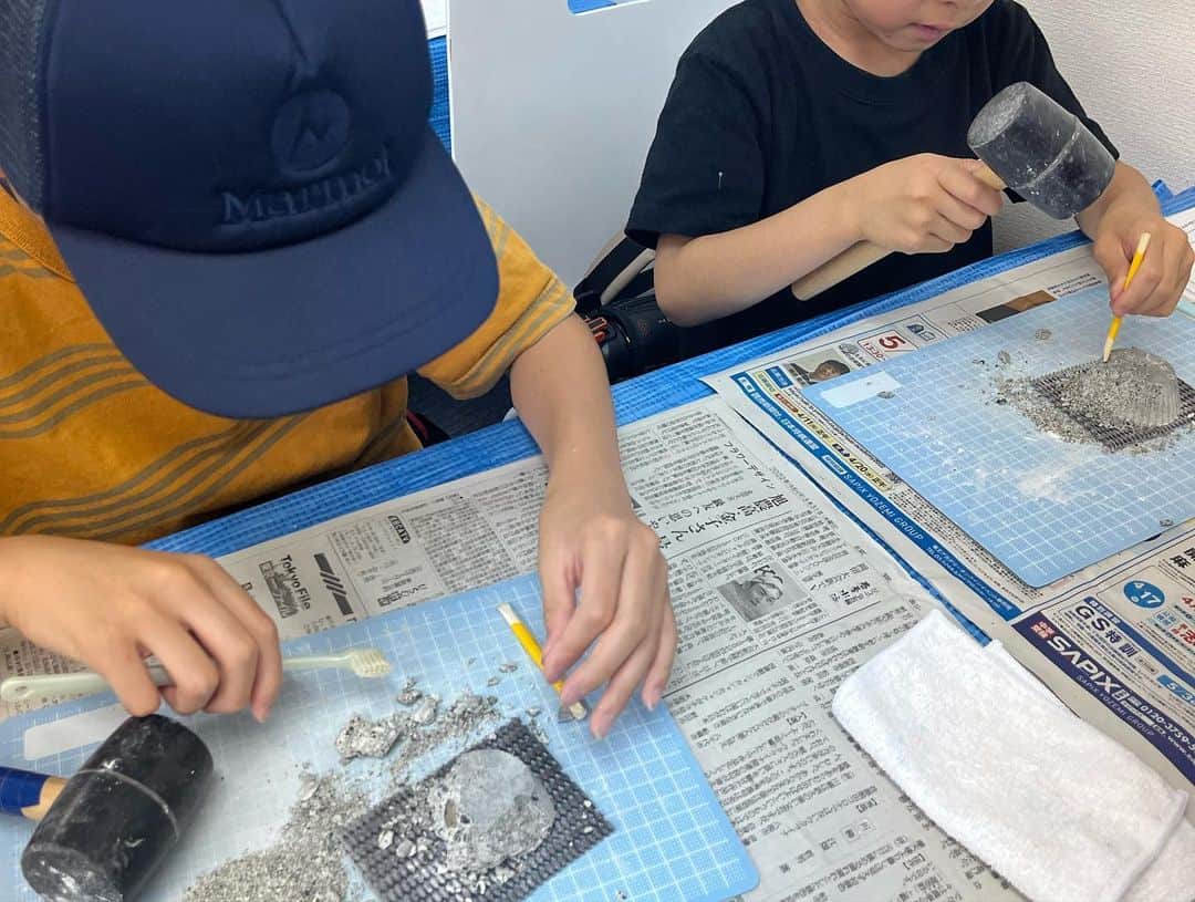 房野　史典さんのインスタグラム写真 - (房野　史典Instagram)「【6月の冒険教室が無事に終了😆🙌】  先日、６月の冒険教室が無事に終了しました～！ご参加いただいた皆さま、本当にありがとうございました！ 今回もとても楽しかったです！！✨  午前の化石発掘はキッズの皆さん、 無事に白亜紀の本物のアンモナイト化石を発掘！！🦖  今回は先生のご厚意でアンモナイト化石を割ったらどうなるか。。！というのも皆さん見ることができました♪  そして午後は江戸時代後編！🏯 私も知らないことや今の時代に繋がることもあって少し感動してしまいました。 今回も笑いましたね🤣  房野先生と次は何時代をやるか協議中です。 @bounofuminori1980   次が決まりましたら、まずはいち早く公式LINEでお知らせさせていただきます。  最後に次の冒険教室は7月23日です！😉 次回はロケット🚀と作詞🎼です♪ お席はあと少しあります！ ぜひお越しくださいませ～🙋‍♀️  ※詳細は公式LINEメニューからご確認いただけます。 https://lin.ee/0g6M9zw  #みんなの冒険教室 #サイエンス #化石発掘 #白亜紀 #アンモナイト化石 #歴史 #江戸時代 #吉本芸人 #体験型授業 #探求学習」6月24日 19時28分 - bounofuminori1980