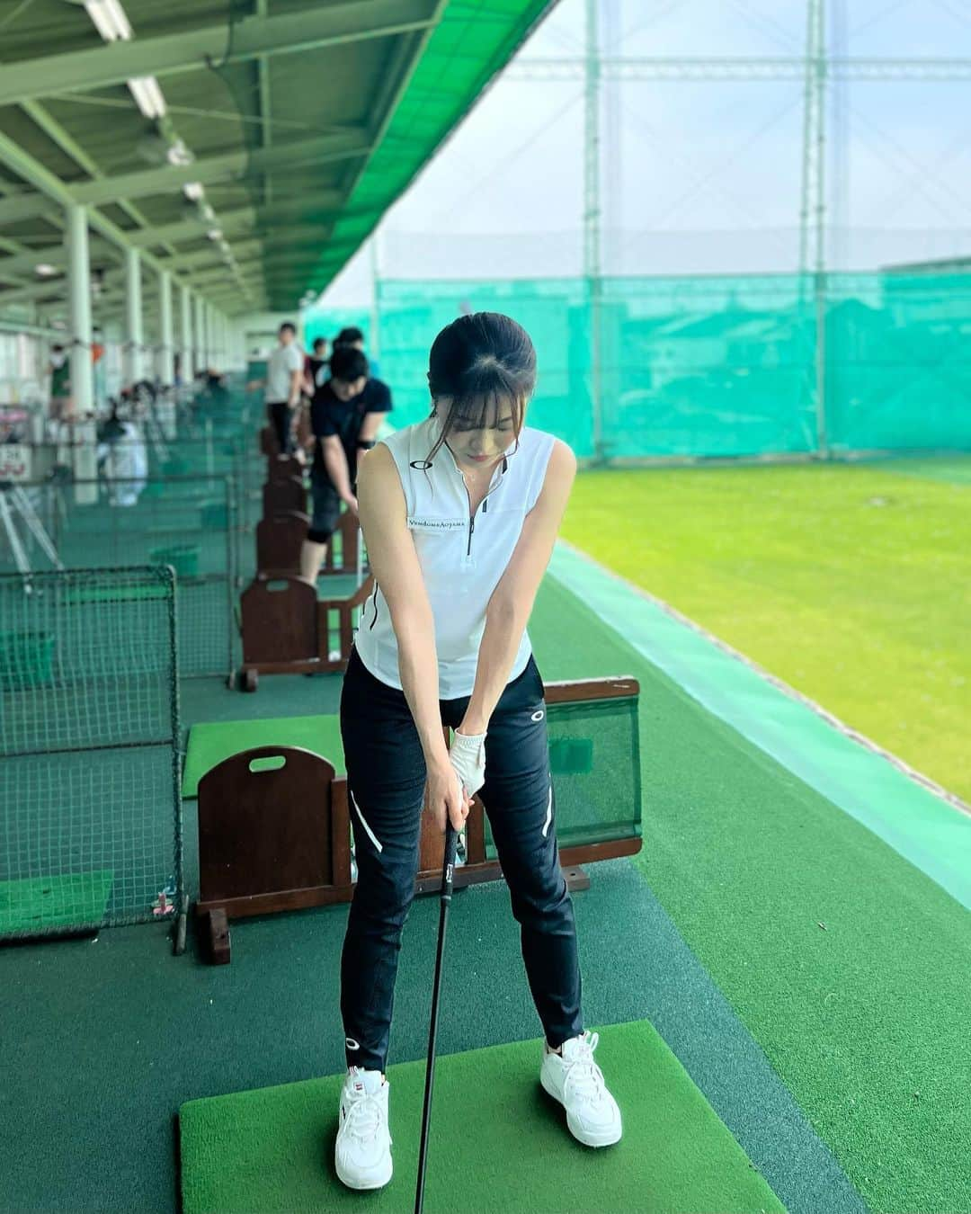 高橋としみさんのインスタグラム写真 - (高橋としみInstagram)「ゴルフ練習は基本パンツスタイル🏌️‍♀️ ウェア全身　@oakleyjapan ✨✨ 白と黒でクールに落ち着いたスタイルで コーディネートしてみた😊  あとこのパンツのシルエットにびっくり！ アドレスの時の少し膝が曲がった状態を 基本にしたデザインでプレー時の集中を妨げず メンタル的にも良さそう😁😁  3枚目の動画 腰が止まって少しジャンプするこれ どうやったら治るの🥺  オークリーショップ https://www.oakley.com/ja-jp/category/golf-gear GDOゴルフショップ https://shop.golfdigest.co.jp/newshop/f/genre_001015_mkr_00225?contentsid=ladieswear-brandlist/?car=inf #PR#オークリー#オークリーゴルフ#オークリーレディース#オークリーレディス#ゴルフ#ゴルフ女子#ゴルフスウィング#ゴルフ好きと繋がりたい #golf」6月24日 19時29分 - toshimi_1002