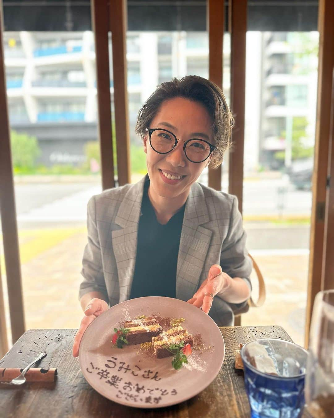 彩星りおんさんのインスタグラム写真 - (彩星りおんInstagram)「るみこさん(光月るうさん)とランチ🍽️☺️  こうしてお顔を見ながら話せたのは何年ぶり⁉︎ でしたが あっという間に時が戻り、懐かしい昔話で大笑いしたり、 お会いしてない間の色んなお話を伺って、るみこさんへの尊敬の念がにょきにょき🙌🏻 組長さんって凄いなぁ〜✨  これからゲスト出演していただくライブのお稽古で沢山お会いできそうなので嬉しい😚💓  チケットの一般発売、6月28日(水)までとなっております。 こちらよりお申し込みください↓😉  申し込みフォーム https://pro.form-mailer.jp/fms/9d3a3462286623  #光月るう さん #ご卒業お祝い #溢れ出るイケメン感  #彩星りおん  #BirthdayLive #bluemood #隠しきれなかったママチャリ😅 #🚲」6月24日 19時30分 - rion.ayahoshi