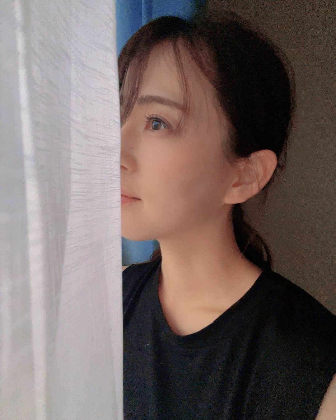 薄井しお里のインスタグラム：「みなさんお元気ですか？🌷 季節の変わり目、体調を崩しやすい時期、気をつけましょうね！と言っていた私が体調を崩しています💭 すごく久々に体調を崩しまして、恥ずかしながらどう対応したらいいか分からず💭 みなさん、風邪をひいた時、どんな対処をしますか？🌱 私は喉の時は蜂蜜大根一択🫢 大根を蜂蜜漬けにするんだー🥰 水分をたくさんとって、引き続きうがい手洗いと湿度管理。 数日ちょっと引きこもって、しっかり治しますね🌸 みんなの風邪対処法教えてください🌸 #ゆる募　#喉風邪　#免疫力アップ　#元気って聞く時って大抵私が元気ない　#ちょーだい」