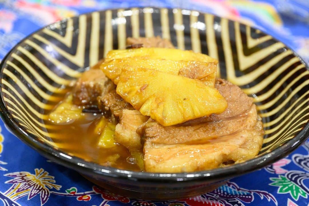 日本テレビ「満天☆青空レストラン」さんのインスタグラム写真 - (日本テレビ「満天☆青空レストラン」Instagram)「⁡ 本日の青空レストランもご覧いただきありがとうございました！！ ⁡ ⁡ あいにくの雨でしたが、いろいろな食材や三線で 沖縄を感じられました🏝️ ⁡ ⁡ ⁡ パイナップルの甘味と酸味がぴったりな 角煮のレシピをご紹介します🐖 ⁡ ⁡ ⁡ 🍍スナックパインと豚の角煮🍍   材料 豚バラ肉　　　　　500g チキンブイヨン　　800cc 30℃以上の泡盛　　200cc 砂糖　　　　　　　80g 醬油　　　　　　　60㏄ バター　　　　　　30g スナックパイン　　1/4個 八角　　　　　　　2個 バター（仕上げ用）15g   1 鍋に豚バラ肉とひたひたに水を入れて弱火で40~50分茹でる 2 他の鍋に、チキンブイヨン、泡盛、砂糖、醬油、八角を入れ沸かし、①の茹で上がった肉を加え、2時間程肉が柔らかくなるまで煮込む 3 肉が柔らかくなったら取り出し、残りの煮汁が約半分位になるまで煮込む 4 スナックパインはスライス、③の肉もスライスする 5 フライパンにバターを入れ、パイナップルを中火でソテーして少し焼き色を付ける 6 スライスした肉を加え、③の煮汁を加え、軽く煮込み、最後にバターを加え和える   ⁡   ⁡ ⁡ ⁡ そのほかのレシピは番組HPに載っています！ ⁡ ⁡ ⁡ ⁡ ⁡ 次回もぜひご覧ください🐟 ⁡ ⁡ ⁡ ⁡ ⁡ ⁡ #満天青空レストラン #青空レストラン #青空 #青レス #満天 #宮川大輔 #大ちゃん #うまい　#レシピ #日テレ #日本テレビ #沖縄県 #恩納村 #宜野座村 #ロケ #海ぶどう #スナックパイン #中島裕翔 #HeySayJUMP #サッポロ #サッポロで乾杯」6月24日 19時36分 - aozora_official
