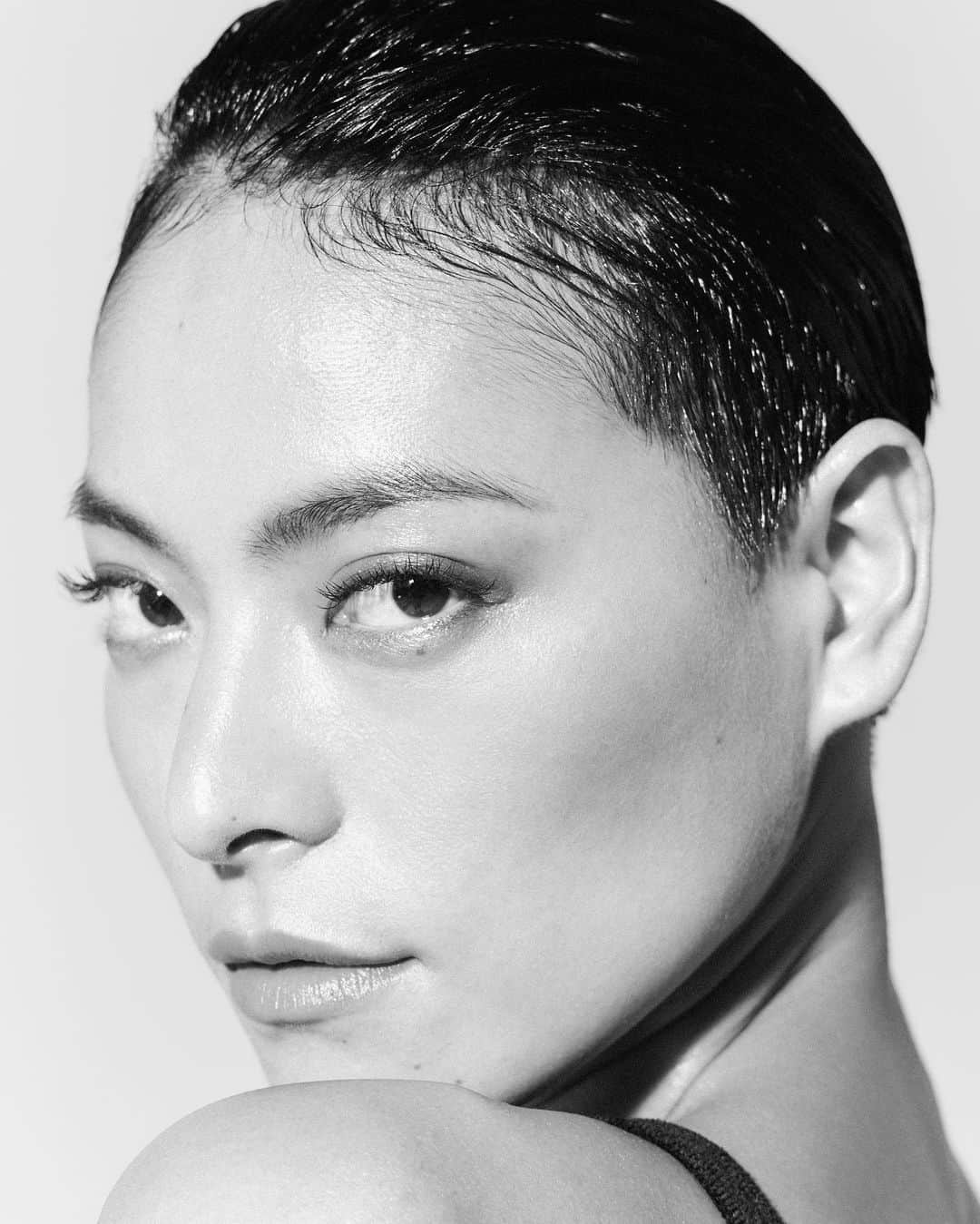 阿部裕介のインスタグラム：「菅原小春さんの新しいアーティスト写真の撮影をしています。  今まで何度も撮影させて頂きましたが今回も最高の一枚です✳︎  @kokokoharu  @sadaito  @takayanoshare  @utawatanabe   special thanks @ryota_amegi  @kuu_12345   #2023 #koharusugawara」