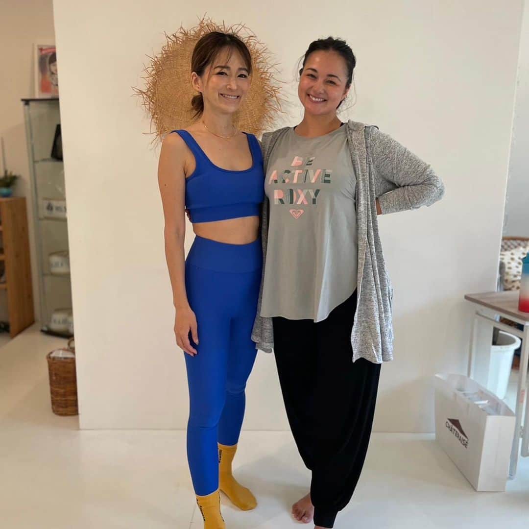 エリナ シルカのインスタグラム：「Teaching my first yoga class in Fukuoka✌️ 福岡で初ヨガレッス🧘‍♀️ 教えるの久しぶりだったから途中で日本と英語が混ざったり、左右ごっちゃになったりで私はアタフタしてしまったけど、みんなやさしく見守ってくれてホッとしました。笑 アシュタンガのプライマリーシリーズを1時間でどこまでできるかのチャレンジをした結果！シッティングポーズの最初くらいまでは無事終了。明日はみんな筋肉痛かな😂 @takabody.hip スタジオにお招きしてくれてありがとう〜！」