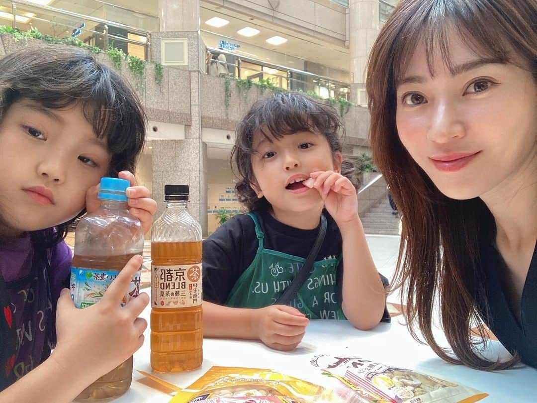 竹村真琴のインスタグラム：「* 子守りデー👧❤️ 姪っ子達にYOASOBIのコンサートをおねだりされて、連れてってきました😊 姪っ子達はノリノリで堪能してくれました🎤💕 . . . #叔母と姪 #姪っ子 #子守りday #yoasobi #yoasobi電光石火ツアー #女子プロゴルファー #プロゴルファー #jlpga #ゴルフ女子 #叔母バカ #叔母活 #ぴあアリーナmm #みなとみらい」