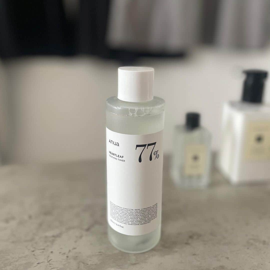 古田ちさこのインスタグラム：「.  @anua.jp のドクダミ77% スージングトナーでスキンケア💆   累計販売個数が200万本を突破した、Anuaのベストセラー商品です⸝⋆  肌を健やかに整えるドクダミエキスを77%配合🍃  パッチテストを完了した低刺激な化粧水で敏感肌の方でも安心です。  軽やかなとろみテクスチャーで肌にぐんぐん染み込む感じが気持ち良いよ〜🫧  ✔︎WWD化粧水部門1位 ✔︎Qoo10化粧水部門1位 ✔︎オリーブヤング化粧水部門1位 錚々たる受賞履歴です✨  ▷チェックしてみてねꪔ̤̮ @anua_japan_review @anua_japan_bestreview  	  #PR #アヌア #anua #スキンケア #韓国スキンケア #ドクダミ77％スージングトナー #ドクダミ化粧水  #ベスコス #メガ割おすすめ #Qoo10メガ割 #韓国コスメ #韓国スキンケア #qoo10購入品」