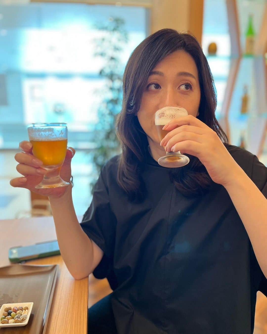 のインスタグラム：「本日は福島県郡山市 男女さんかくプラザさんにて【強く生きるためのヒント】の講演会をさせていただきました！  二度目の福島✨観光でも来たいなー  10代から80代まで幅広いお客様、皆様温かく迎えていただきありがとうございました！  講演会のあとは、コロナ禍でなかなかできなかった本の販売＆サイン会が久々に開催できて、皆様と触れ合えてほんとによかったです。  帰りにはしっかりと地ビールと郷土料理、そして地酒をいただいて幸せ気分で帰りました🥰  しかも！ちいかわ好きの私の為に、控え室にはご当地ちいかわグッズが！！ 帰りに買おうと思っていたのでめっちゃ嬉しい💕皆様ありがとうございました！！  あ、写真の両手呑みは、いつものスタイルではなく、地ビール飲み比べセットを楽しんでいるところです🙆‍♀️」