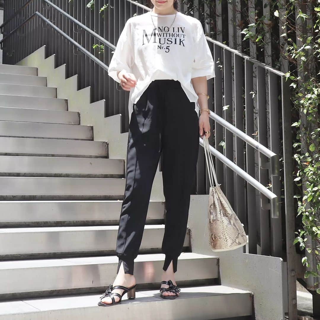 Eri Satoのインスタグラム：「【black×whiteコーデ】 pants: @aquagarage shoes: @randa_pic · @aquagarage の センター切り替えジョガーパンツ とろみのある素材でキレイめに着こなせるよ！ シルエットも良くてヘビロテしてます💓 · · #aquagarage#アクアガレージ #高身長コーデ#ママコーデ#カジュアル #ファッション#コーディネート#プチプラ#プチプラコーデ#夏コーデ#パンツコーデ#mamagirl#locari#partegram#きれいめカジュアル#お洒落さんと繋がりたい」