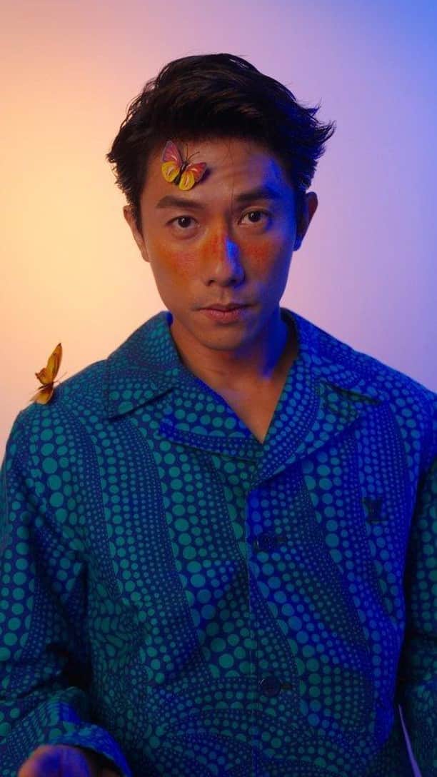 デスモンド・タンのインスタグラム：「喜欢我这样蠢蠢。。不不不。。是纯纯的眼神吗？😜  BTS of "Butterfly Reverie" with @waltertan. 🦋 That's how we have fun while we let our creativity dance. It's always a pleasure to create magic together since day 1. I'm super proud to witness my 弟's achievements.  I'm sure you have seen snippets of his first photo exhibition, 'Dreamland,' by now. Don't miss this extraordinary experience, open to the public from June 24th to July 5th, 2023, at Raffles City Level 3 Atrium.  Photographer: @waltertan Production Agency: @assemblyclan Makeup: @misar_melissa  Hair: @ryan_yap Outfit: @louisvuitton」