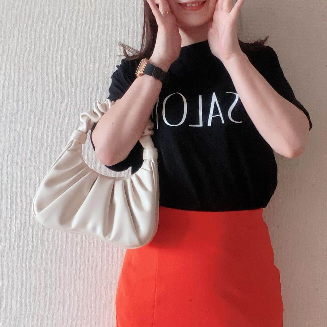 aitama_pfのインスタグラム：「ᙏ̤̫ ❤︎  🅒🅞🅞🅡🅓🅘🅝🅐🅣🅔 #pr  @zozotown  @wego_zozo  #クルーネックt   オレンジ🍊のスカートはGUで390円になってるよ🧡  　 #wego #ウィゴー #wegotee #wego_ootd #遊ぶ集まる動く  #きれいめカジュアル #骨格ウェーブコーデ#ミューテッドテッドサマー#高校生ママコーデ#アラフォーママコーデ#42歳#低身長コーデ #152cm#大人フェミニン #around40」