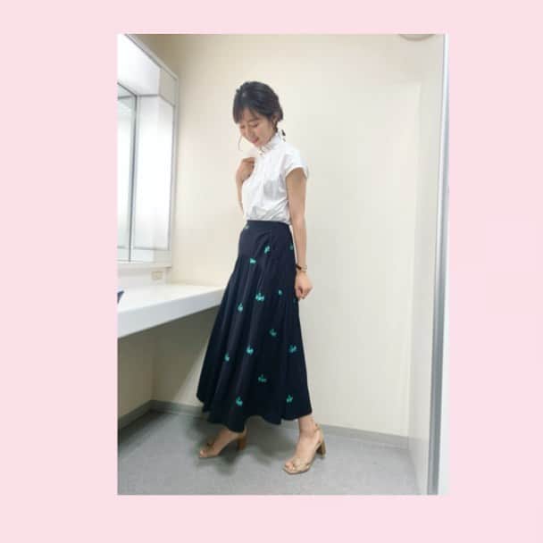 豊崎由里絵のインスタグラム：「. 明日6月25日（日）10:00〜 フジテレビ「ワイドナショー」に出演します🔥 ぜひ！ご覧くださーい😍✨  さ。 明日は家族で過ごす日曜日👏 何をしようかな〜🍒  #ワイドナショー　#アナウンサー衣装 #ootd」