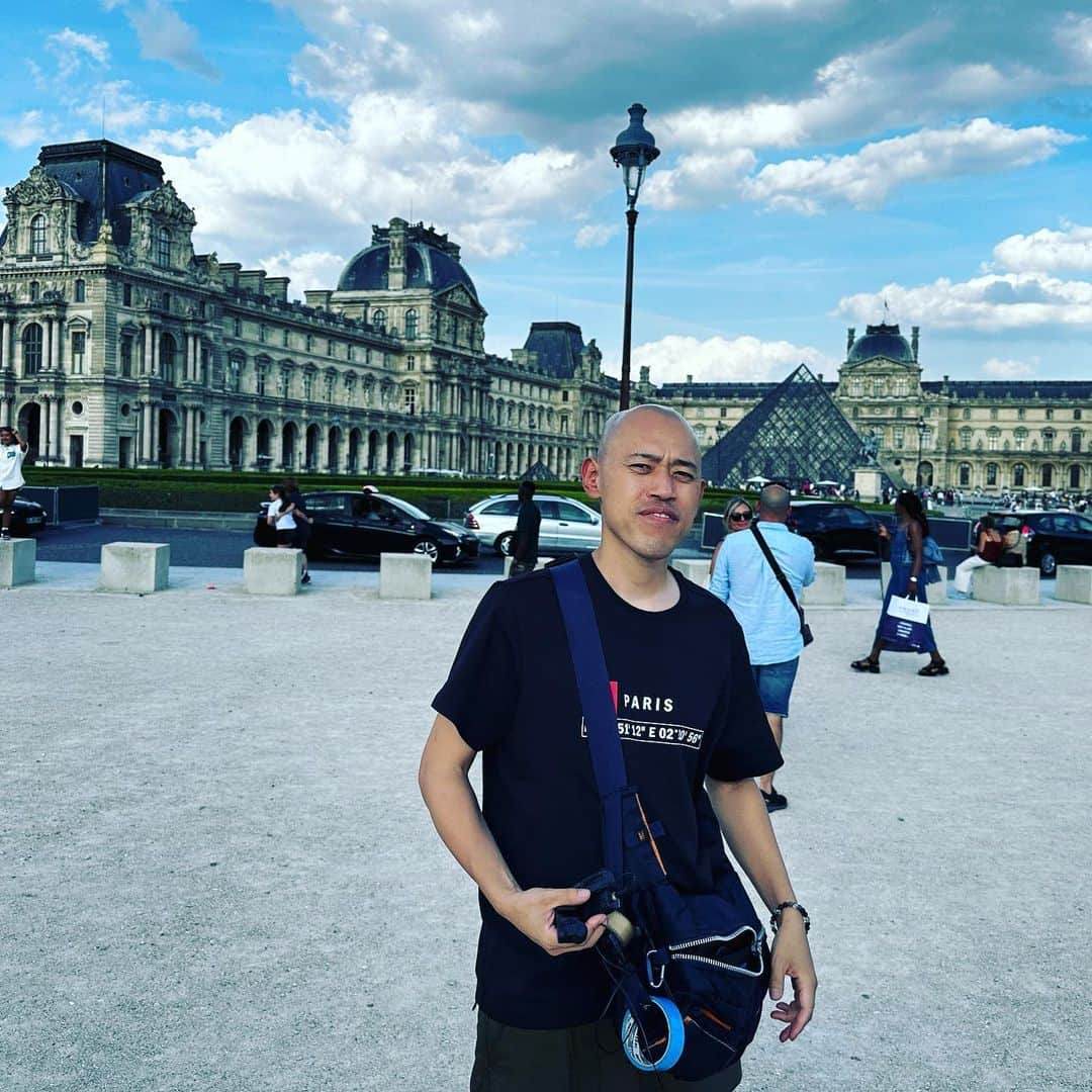 マッコイ斉藤のインスタグラム：「フランス３泊５日の撮影にTシャツ一枚しか服もって来なかった浅川隊員！ #ルーブルが泣いてる #正岡子規」