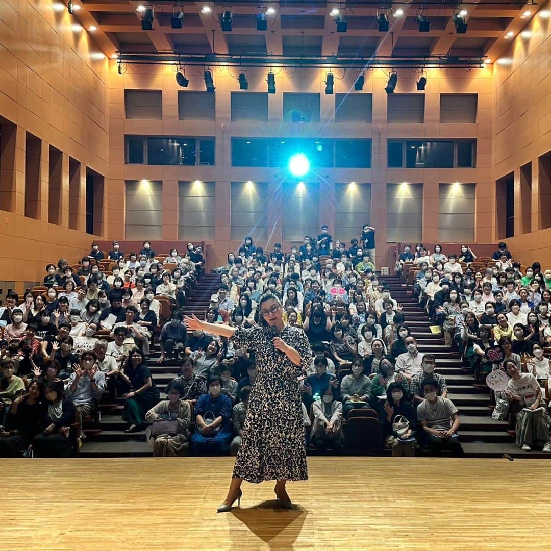 ジェーン・スーさんのインスタグラム写真 - (ジェーン・スーInstagram)「鳥取県倉吉市でお話しする機会をいただきました。平たくいえば講演会です。セミナーと呼ばれることもある。個人的には偉そうな感じがしない "トークイベント" って呼び方がいちばんしっくりきます。  イベントでしゃべる仕事は、男女共同参画を目的とした自治体からの依頼と、女性が触れるメディアからの社内向け講演の依頼のみ、スケジュールが許す限り受けています。来年の夏～秋くらいまではやるつもり。どなたさまも呼んでくれてありがとう。  週末がどんどん埋まりつつありますが、私はガンプロも欠かさず観に行きたいので！しゃべりご希望の自治体はマネジメントまでお問い合わせを。  それにしても、どこいっても #overthesun リスナーがいてすごい。ありがとう。君ら楽しそうだな！  鳥取ではローソンのカフェオレのミルクが大山牛乳で贅沢だった。鳥取なのに回転寿司の「北海道」ってとこが美味しかった。空港2階のソフトクリームは牛乳推しじゃなくて卵推しで絶品だった。三朝温泉は癒されたしホタルが綺麗だった。都会ではもう見かけないファミリータイプの花火なつい。  またね！」6月24日 19時47分 - janesu112