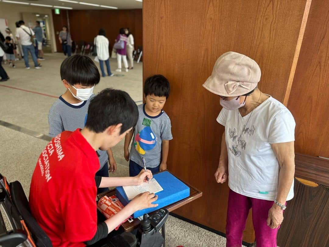 天谷宗一郎さんのインスタグラム写真 - (天谷宗一郎Instagram)「. 2023.0624  本日は中国新聞社さんに お招き頂き、ボッチャ体験会を開催しました✨  スペシャルゲストには、なんと！？  私達広島人がこよなく愛する🍁元カープ選手！ 現在は野球解説者の、天谷宗一郎さん⚾️  そして、広島県ボッチャ協会も全面的に応援している、 東京パラにも出場された、 ボッチャ日本代表の古満渉選手🇯🇵  が来て下さいました‼︎  親子24組、計50名もの方に参加して頂き、ボッチャ競技を体験してもらいました🤲🏼  本日は、ただ体験するだけでなく、スペシャルゲストによるエキシビジョンマッチ🔥🔥や、 当協会会長であり、本日のMC🎤 @tomot1102 による @soichiroamaya さん@古満渉選手への 質問Time！トークショーも行いました✨  トークショーの中で印象深い言葉は、 「一度きりの人生。やりたいことはなんでもやってみる！ 失敗を恐れずチャレンジしていこう。」  障がいの有無で人生は決まらない。意思を持ってチャレンジし、自分らしく輝いていくことで、人生はもっと豊かになるんだと、感じることができました。  これからも、 ボッチャを通して、誰もが認め合い、支え合える社会を作り上げていきたいなと思います🍃  ご協力頂きました、 中国新聞社の皆様に心より感謝申し上げます。  ありがとうございました😌  今後も楽しいイベント沢山開催していく予定です♪  @hiroshima_boccia 大注目🔥！  　　　　　　　　　　　　　　　　　　　　普及部💁🏻‍♀️  #広島県ボッチャ協会#ボッチャ#ボッチャ体験会#広島ボッチャ#boccia#障がい者スポーツ#パラスポーツ#共生社会#広島からボッチャを」6月24日 19時47分 - soichiroamaya