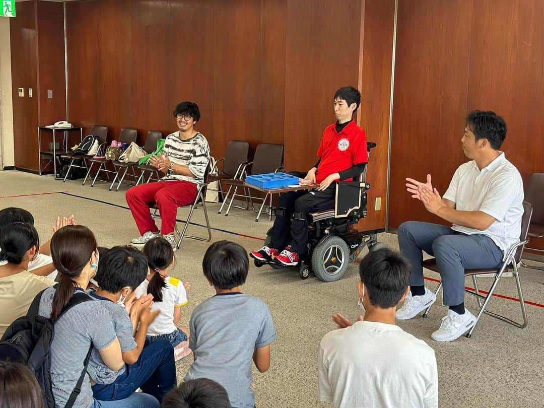 天谷宗一郎さんのインスタグラム写真 - (天谷宗一郎Instagram)「. 2023.0624  本日は中国新聞社さんに お招き頂き、ボッチャ体験会を開催しました✨  スペシャルゲストには、なんと！？  私達広島人がこよなく愛する🍁元カープ選手！ 現在は野球解説者の、天谷宗一郎さん⚾️  そして、広島県ボッチャ協会も全面的に応援している、 東京パラにも出場された、 ボッチャ日本代表の古満渉選手🇯🇵  が来て下さいました‼︎  親子24組、計50名もの方に参加して頂き、ボッチャ競技を体験してもらいました🤲🏼  本日は、ただ体験するだけでなく、スペシャルゲストによるエキシビジョンマッチ🔥🔥や、 当協会会長であり、本日のMC🎤 @tomot1102 による @soichiroamaya さん@古満渉選手への 質問Time！トークショーも行いました✨  トークショーの中で印象深い言葉は、 「一度きりの人生。やりたいことはなんでもやってみる！ 失敗を恐れずチャレンジしていこう。」  障がいの有無で人生は決まらない。意思を持ってチャレンジし、自分らしく輝いていくことで、人生はもっと豊かになるんだと、感じることができました。  これからも、 ボッチャを通して、誰もが認め合い、支え合える社会を作り上げていきたいなと思います🍃  ご協力頂きました、 中国新聞社の皆様に心より感謝申し上げます。  ありがとうございました😌  今後も楽しいイベント沢山開催していく予定です♪  @hiroshima_boccia 大注目🔥！  　　　　　　　　　　　　　　　　　　　　普及部💁🏻‍♀️  #広島県ボッチャ協会#ボッチャ#ボッチャ体験会#広島ボッチャ#boccia#障がい者スポーツ#パラスポーツ#共生社会#広島からボッチャを」6月24日 19時47分 - soichiroamaya