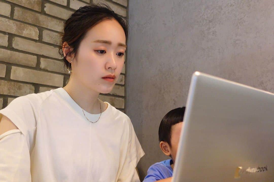 sayumi katoさんのインスタグラム写真 - (sayumi katoInstagram)「ノマドワーク💻☕️ カフェで息子と仕事、宿題をしながらそれぞれの時間を一緒に過ごすのが、密かな小さな夢☺️✨ ⁡ この日の息子は隣で作ったプラ板で遊んで過ごしていました👦🏻 ⁡ ⁡ それにしても、無意識な時に眉がハの字になるの直したい🫣 ちなみに不機嫌なわけではありません🫣🫣 ⁡ 息子がお腹から出たばかりの初対面の時、息子の眉がまさにハの字ので、面白い眉の角度だなぁと思った記憶がある🤣(泣いていたからハの字になっていただけでした) ⁡ ⁡ #ワーママ#ノマドワーク＃男の子ママ#ノマドカフェ#子連れカフェ」6月24日 19時47分 - say_ume