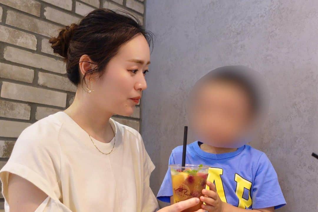 sayumi katoさんのインスタグラム写真 - (sayumi katoInstagram)「ノマドワーク💻☕️ カフェで息子と仕事、宿題をしながらそれぞれの時間を一緒に過ごすのが、密かな小さな夢☺️✨ ⁡ この日の息子は隣で作ったプラ板で遊んで過ごしていました👦🏻 ⁡ ⁡ それにしても、無意識な時に眉がハの字になるの直したい🫣 ちなみに不機嫌なわけではありません🫣🫣 ⁡ 息子がお腹から出たばかりの初対面の時、息子の眉がまさにハの字ので、面白い眉の角度だなぁと思った記憶がある🤣(泣いていたからハの字になっていただけでした) ⁡ ⁡ #ワーママ#ノマドワーク＃男の子ママ#ノマドカフェ#子連れカフェ」6月24日 19時47分 - say_ume