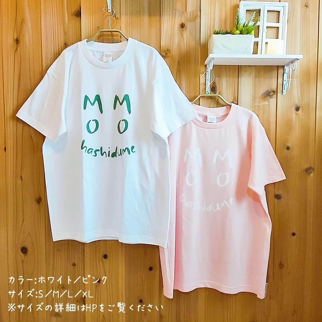 のインスタグラム：「完売していた新グッズ "ロゴTシャツ"が 新色になって6/29より販売決定しました´ `*  Twitterでの反応見るに ピンクはハードル高いみたいかな笑  どちらも淡い色合いなので モノトーンはなんでも合うと思います´ `* まだの人はぜひゲットしてみてね！  #singersongwriter #弾き語り女子 #tシャツコーデ」