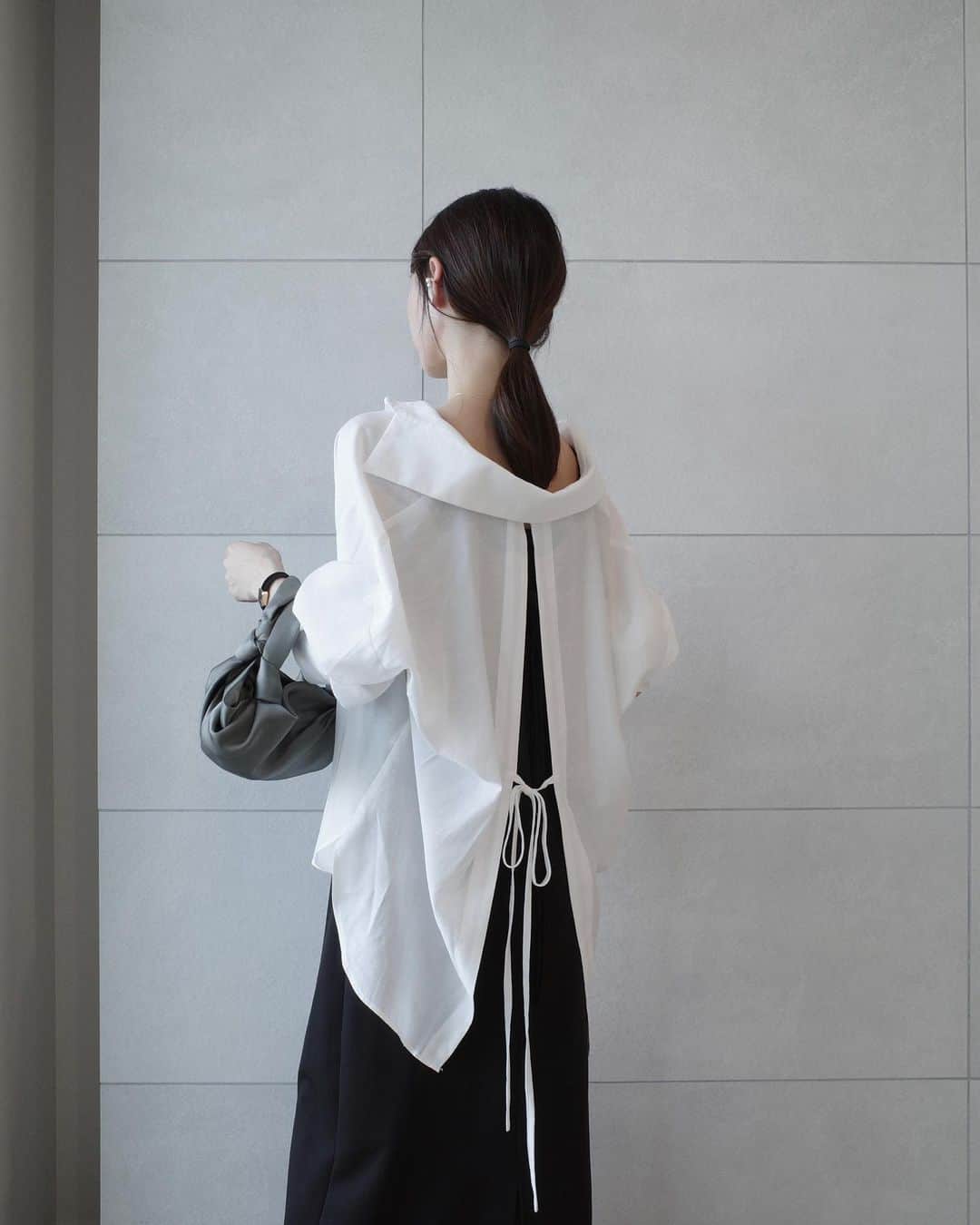 石元歩唯のインスタグラム：「キャミワンピや水着の羽織りとしてもおすすめのback slit ribbon shirt 🕊  透けすぎないシアー素材と落ち感のあるシルエットが上品で、私は運転中の日焼け対策としても持ち歩いています♡  @amel_official__」