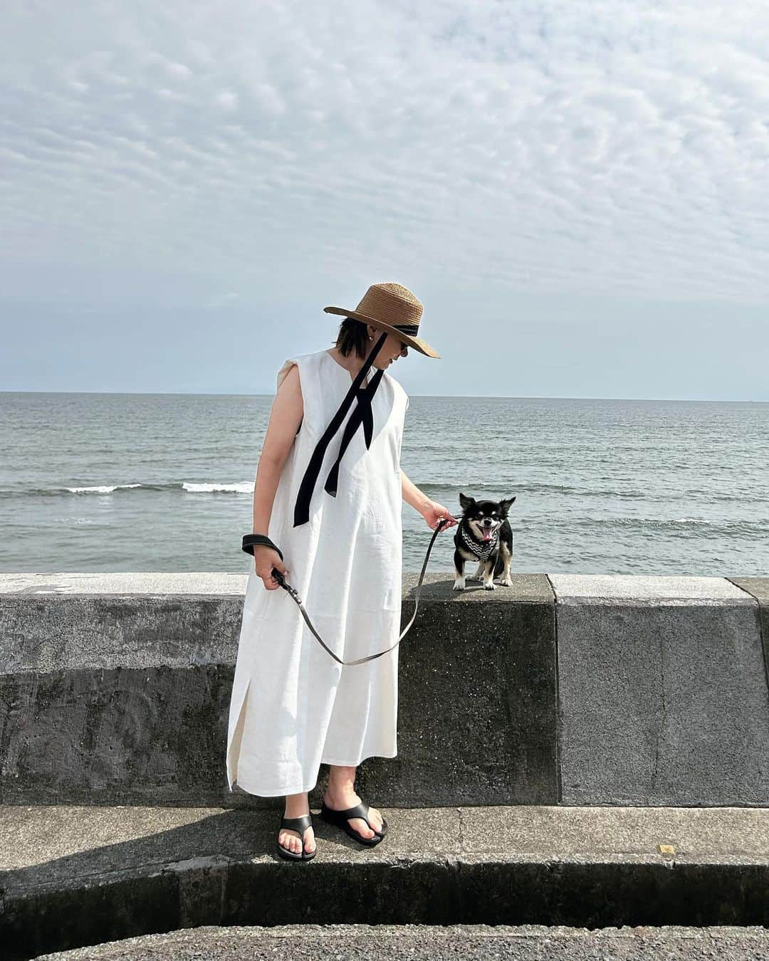 0510_nanaさんのインスタグラム写真 - (0510_nanaInstagram)「❥ ❥ ❥coordinate  天気が良かったから海へ行った日。  ワンピにサンダルで王道海コーデ。  @geera__official  リネン入りVネックオーバージャンパースカート 商品番号207880  あ、ワンピースじゃなかった 笑 ジャンスカだったね。  この日はインナーにキャミソール着てたけど、ゆったりしてるから長袖のカットソーとかも合わせられそう。  しっかりした生地でストンと真っ直ぐのラインと長めの丈、胸元のVカット。 まさに骨スト向きのデザインなのよ。  両サイドにスリットが入っていて足さばきもいいし、今度はワイドパンツと合わせて着てみよっと。  jumperskirt #geera  hat #gu sandals #paes   #geera_ootd #ジーラ #ジャンパースカート #ジャンスカ #ワンピース #リボンブレードハット #海コーデ #locari #骨格ストレート #骨格ストレートコーデ#プチプラコーデ #パーソナルカラーオータム  #イエベ秋 #イエベ秋コーデ #40代コーデ #アラフォーコーデ #50代コーデ #アラフィフコーデ #チワワ」6月24日 19時49分 - 0510_nana