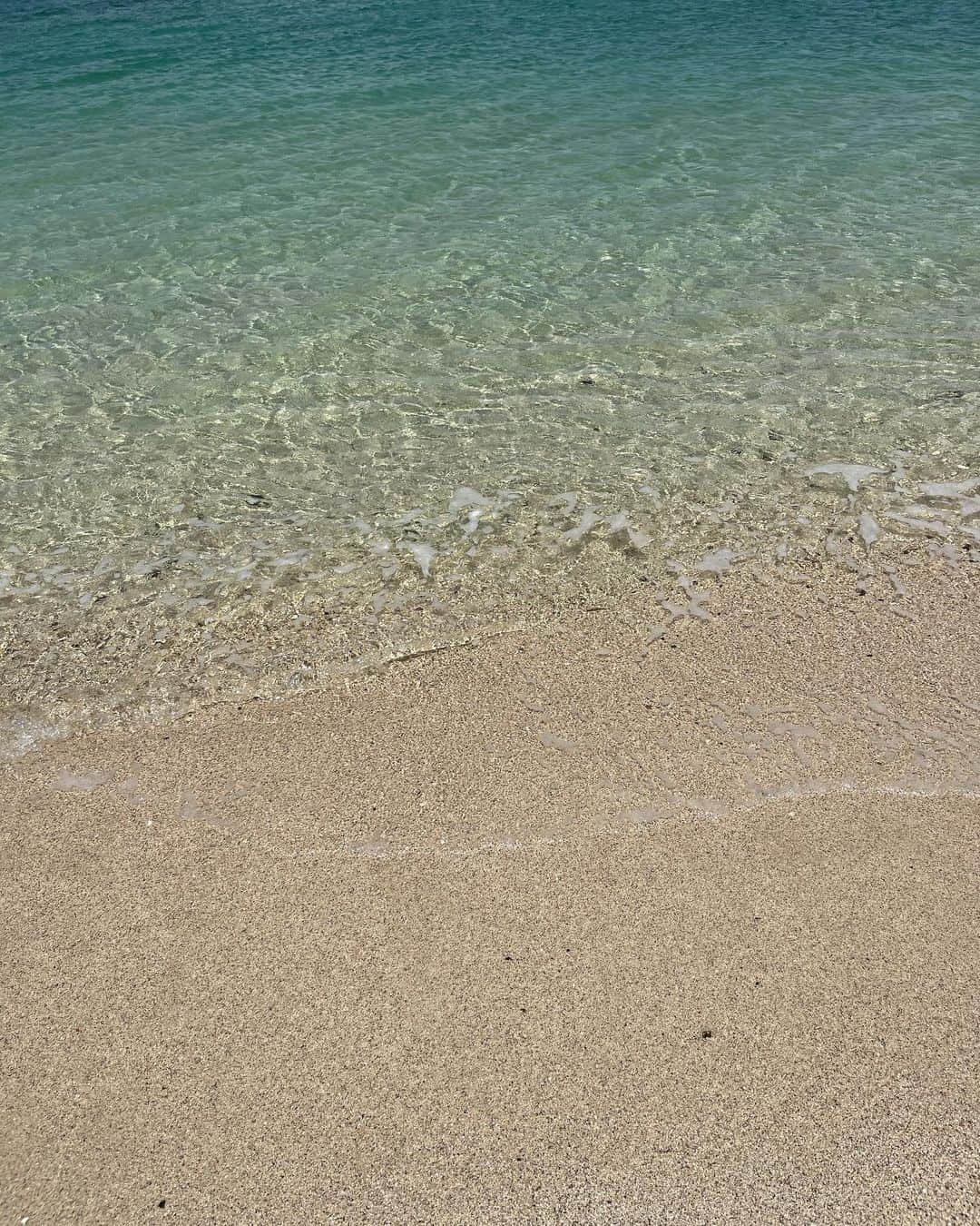 岡田万里奈さんのインスタグラム写真 - (岡田万里奈Instagram)「. . . . 石垣島投稿ラスト🍉（たぶん） . 小浜島という島のビーチ。 対岸に見えるのが西表島。 . ここは禁漁区域ということで 釣りはできなかったんだけど、 本当に素敵な場所だった〜♡ . 自然の織りなす色ってとっても綺麗ですよね！ またいつか行きたい場所🐟 . . . #小浜島 #石垣島 #沖縄旅行  #石垣島 #石垣島旅行 #石垣島観光  #釣り女子 #釣りガール #釣りスタグラム  #fishing #fishinglife #fishingtrip  #fishingtime #ladyangler #catchandrelease」6月24日 19時53分 - lovendor_okamari