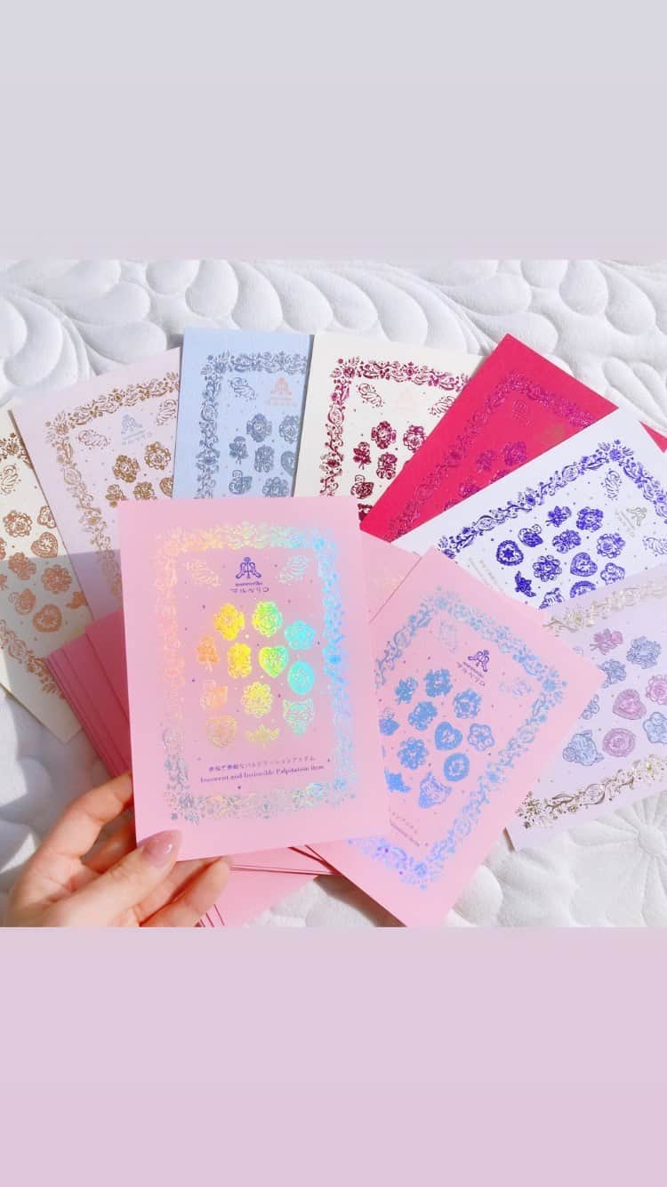 Fukiko-マルベリコのインスタグラム：「気づいたらポストカードがたくさん増えていました✨ 新しいカードにする度に、 紙の種類や色、箔押しの色も少しずつ変えています。  最後の方に映っているカードが、 現在ご購入いただきました皆様にお届けしているカードになります🌼  次はどんなカードを作ろうかな💭 イラストもまた新しく描いてみるのもいいかも✍️✨  #イラスト #ハンドメイドアクセサリー  #ポストカード #イラストレーション #handmadeaccessory  #kawaii #jewelry #illustration #art #artofinstagram」