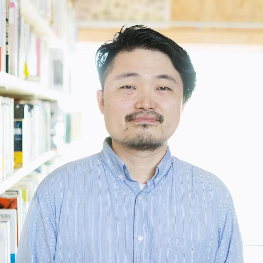 GINZA SONY PARK PROJECTさんのインスタグラム写真 - (GINZA SONY PARK PROJECTInstagram)「【ブック・コーディネーター、内沼晋太郎さん / Book coordinator, Shintaro Uchinuma】  「日本で1年間に発行される新刊は約7万点あります。」 ユニークなコンセプトを持つ本屋さんを経営し、毎日 "今日発売の気になる新刊" を自身のTwitterアカウントで紹介する内沼さんは、年間どれほどの本を手にとり、読まれるのでしょうか。 そんな内沼さんが本プログラムでは、日々新刊を1冊だけセレクトしてSony Park Miniで紹介してくださいます。  ぜひ、新鮮な1冊に出会いに来てみてください。  -------------------------⁠ 内沼晋太郎  1980年生まれ。一橋大学商学部卒。NUMABOOKS代表、ブック・コーディネーター。株式会社バリューブックス取締役。 2012年にビールが飲めて毎日イベントを開催する新刊書店「本屋B&B」を、2017年に出版社「NUMABOOKS出版部」を、2020年に日記専門店「日記屋 月日」をそれぞれ開業。また、東京・下北沢「BONUS TRACK」の運営を行う株式会社散歩社の取締役もつとめる。 著書に『これからの本屋読本』（NHK出版）『本の未来を探す旅台北』『本の未来を探す旅 ソウル』『本の逆襲』（朝日出版社）などがある。 現在、東京・下北沢と長野・御代田の二拠点生活。二児の父。Twitterにて平日毎日 #今日発売の気になる新刊 を紹介している。 -------------------------⁠  Shintaro Uchinuma  Born in 1980.  Graduated from Hitotsubashi University, Faculty of Commerce. Representative of NUMABOOKS, book coordinator. Currently lives in Shimokitazawa, Tokyo and Miyota, Nagano. Father of two children. He introduces  #今日発売の気になる新刊 (New Books Of Interest Released Today) every weekday on Twitter. -------------------------⁠  @numabooks #内沼晋太郎 #内沼晋太郎の今日発売の気になる新刊書店 #本 #book #新刊 #bookstore #書店 #銀座ギャラリー #銀座アート巡り #SonyParkMini #SonyPark #ginza」6月24日 19時56分 - ginzasonypark