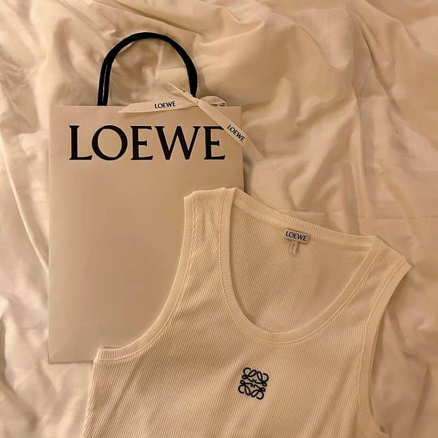 PATRA magazineさんのインスタグラム写真 - (PATRA magazineInstagram)「【憧れの夏トップス♥LOEWEのインナー⛱🤍】  憧れの”LOEWEのインナー”をチェック✨  １着持っているいるといろんな着こなしが 楽しめるから買って損ナシ🤍🐈  ぜひチェックしてみてね🍉  ＼ thank you 🦢 ／ @megu.03_03 / @poon622_ @412_kana / @m___t___57 @ykn__1220 / @aiiquri  今みんなの中で流行っている事やアイテムがあれば @patra__jp をタグ付けしてぜひ教えてね🔔  皆さんのすてきな投稿をぜひ紹介させてください！ . . #ロエベコーデ #ロエベタンクトップ #タンクトップコーデ #夏コーデ」6月24日 20時00分 - patra__jp