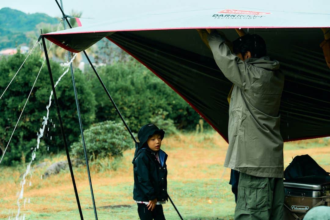 Coleman Japanさんのインスタグラム写真 - (Coleman JapanInstagram)「【キャンプは雨でも楽しめる☔️】  キャンプの日が雨予報・・・がっかりしないで🖐  雨でもテントやタープの雨対策を万全にすれば楽しめます。雨音を聞きながらテントの中でのんびりしたり、家族や友達とじっくり語り合ったり、そんな過ごし方も雨だからこそ😊  ・  #灯そうColeman #灯そうコールマン #灯そう #Coleman #コールマン #Camp #キャンプ #Outdoor #アウトドア #Tent #テント #コールマンテント #ファミリーキャンプ #雨キャンプ #梅雨 #ダークルーム #タープ #私のコールマン」6月24日 20時00分 - coleman_japan